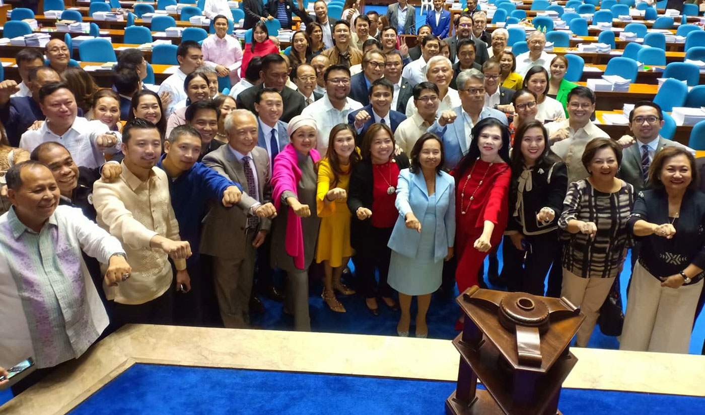 MORE POWER FOR CONGRESS. Speaker Gloria Macapagal Arroyo (5th from R) and other lawmakers pose for the camera while doing President Rodrigo Duterte's signature fist pump. File photo from Facebook page of Speaker Gloria Macapagal Arroyo  