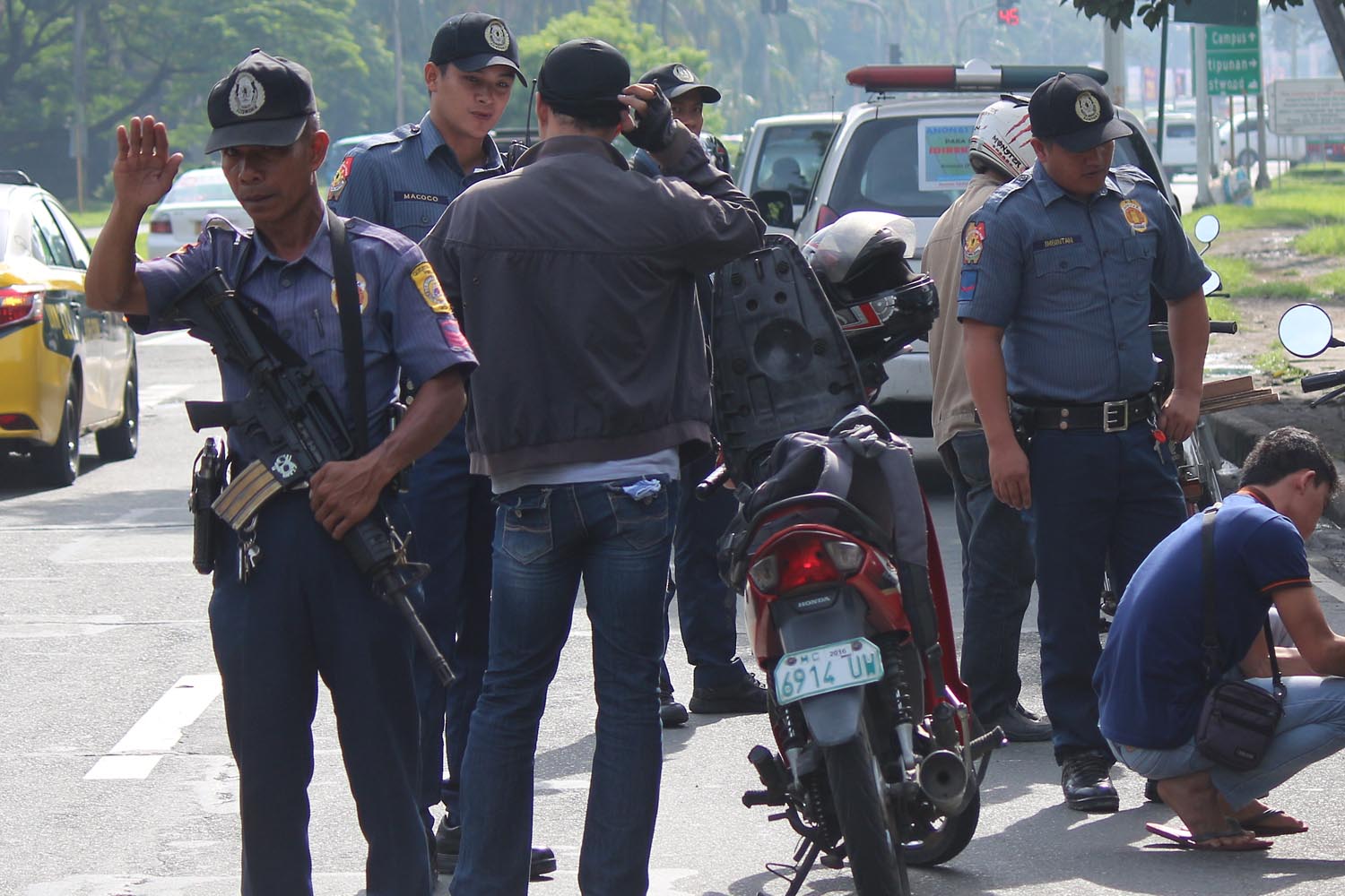 CHECKPOINT. Members of the Quezon City Police District's Task Force Oplan Sita at a checkpoint along CP Garcia Avenue in Diliman, Quezon City. Photo by Joel Liporada/Rappler 