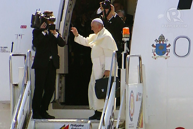 PAALAM! Pope Francis waves goodbye to the crowd assembled at the Villamor Airbase tarmac (not seen in photo) as he boards the plane that will bring him to Rome. Rappler screengrab