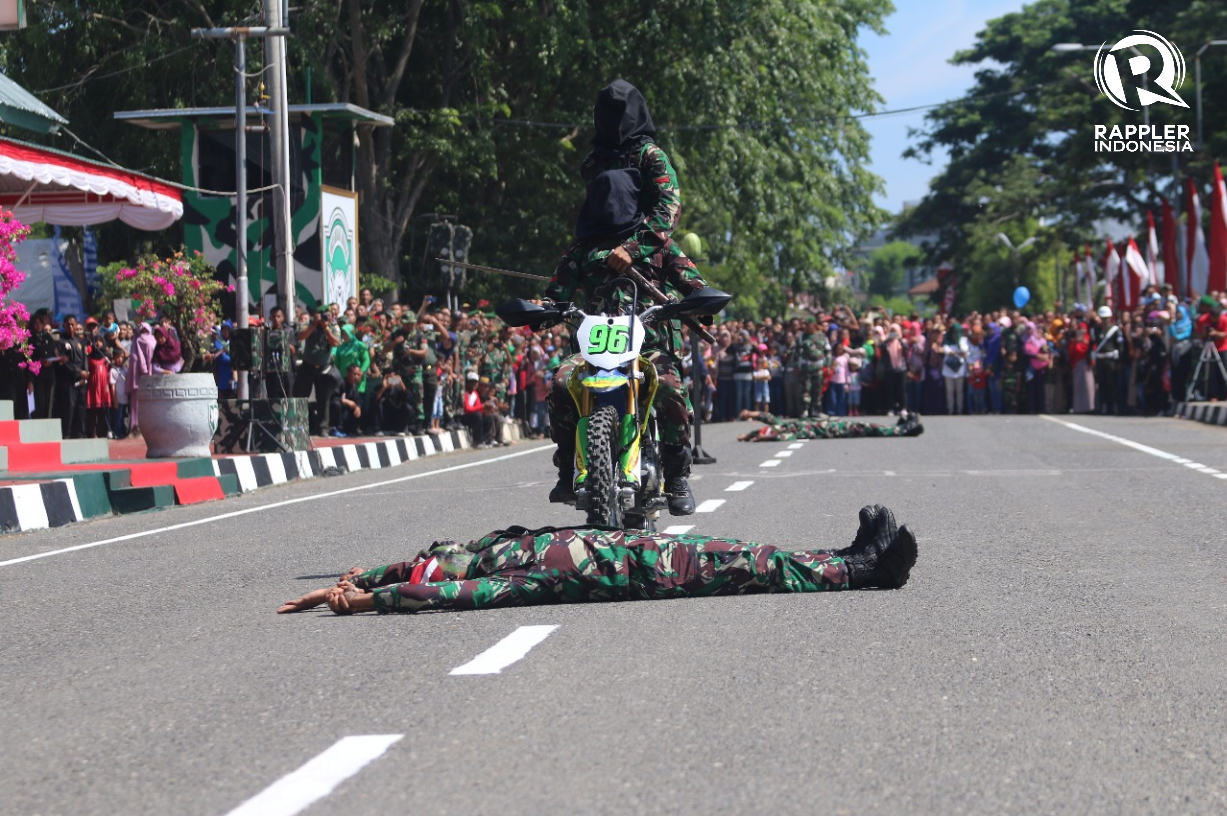 ATRAKSI. Salah satu atraksi yang menampilkan tubuh prajurit TNI dilindas dengan sepeda motor. Foto oleh Habil Razali/Rappler 