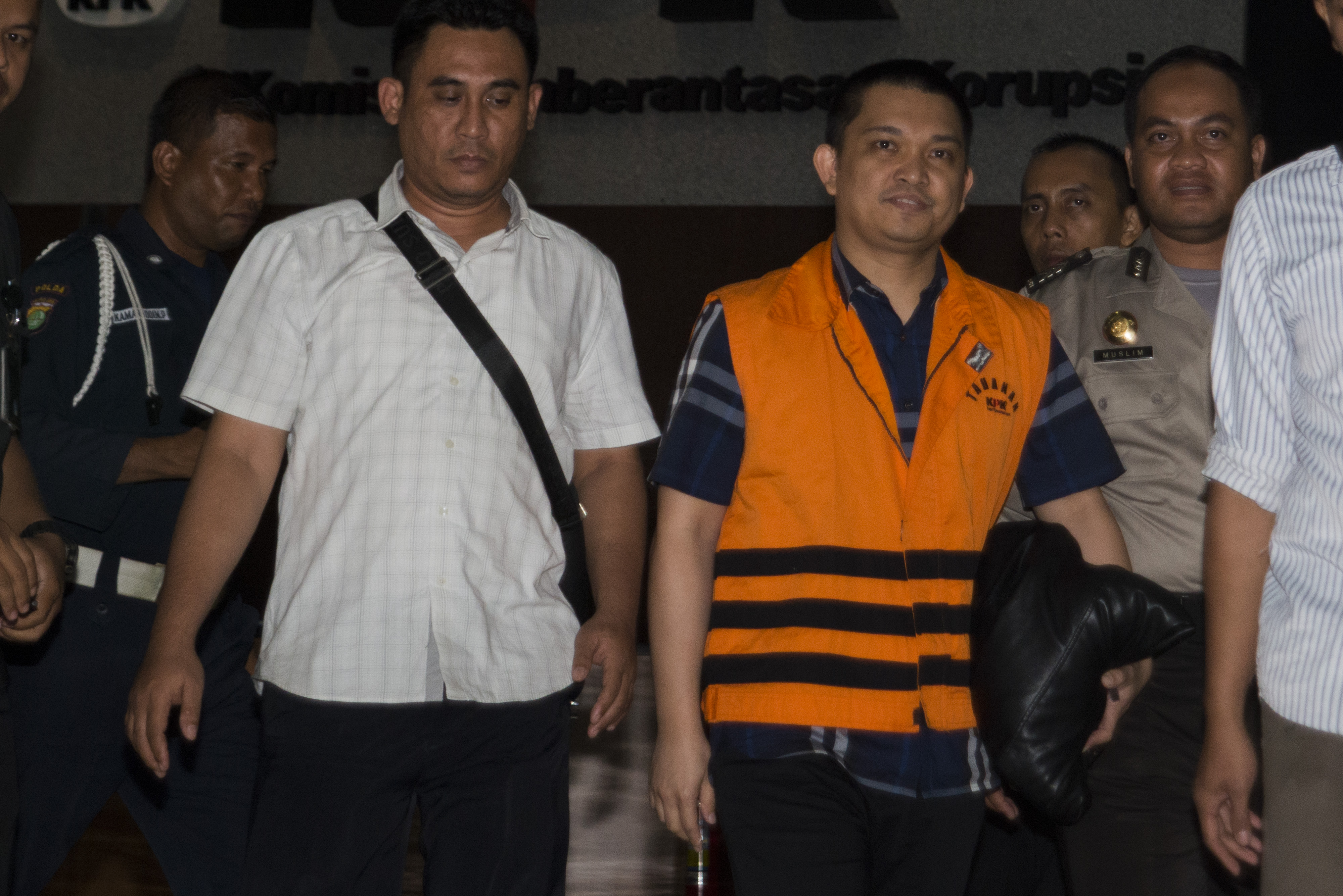 DITAHAN. Anggota DPR Komisi XI dari Fraksi Partai Golkar Aditya Moha (ketiga kiri) berjalan keluar menggunakan rompi tahanan usai diperiksa di gedung KPK, Jakarta, Minggu, 8 Oktober dini hari. Foto oleh Rosa Panggabean/ANTARA 