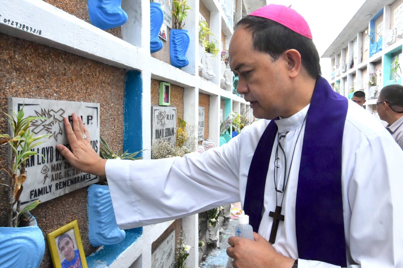 SHEPHERD. Caloocan Bishop Pablo Virgilio David blesses the tomb and prays for the soul of Kian Loyd delos Santos, at La Loma Catholic Cemetery in Caloocan City on November 2, 2018. File photo by Angie de Silva/Rappler 