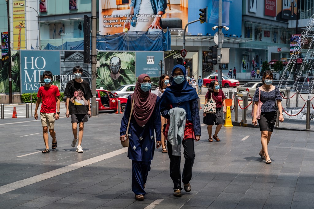COVID-19 IN MALAYSIA. Shoppers wear masks outside a shopping mall in Kuala Lumpur on May 28, 2020, as sectors of the economy are being reopened following restrictions to halt the spread of COVID-19. File photo by Mohd Rasfan/AFP 