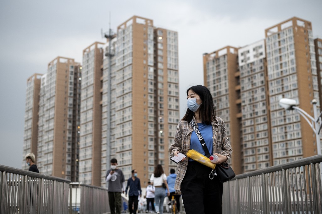PROTECTION. People wearing facemasks walk on an overpass in Beijing on June 1, 2020. Photo by Noel Celis/AFP 
