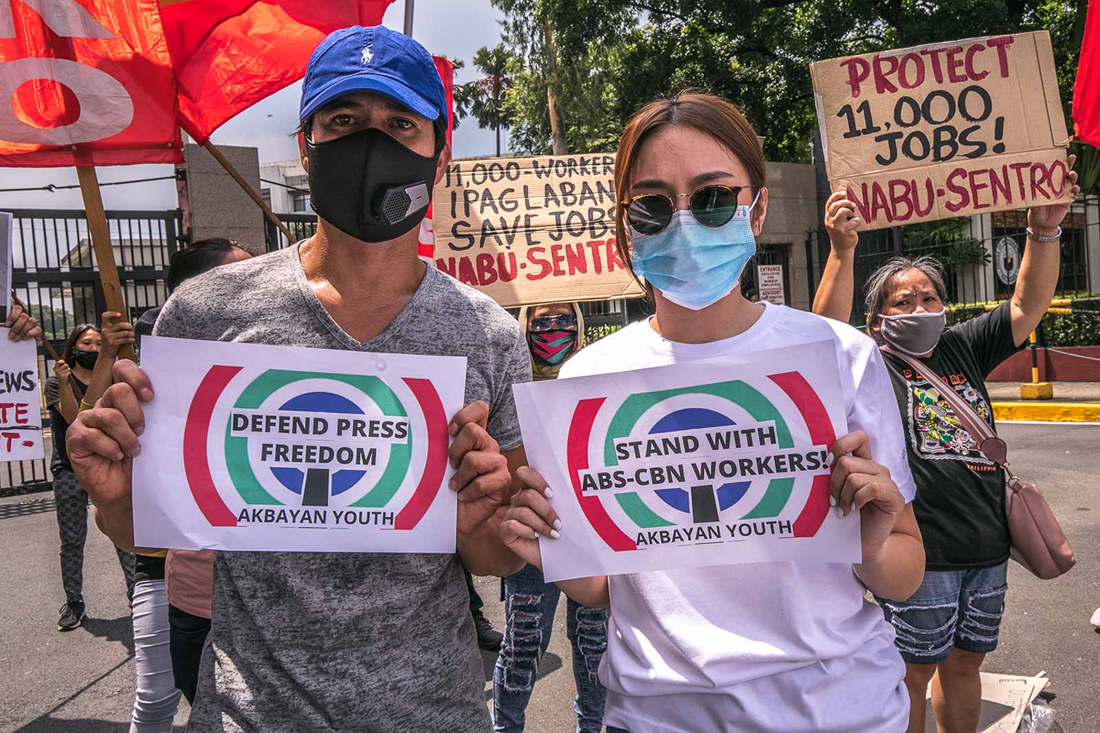 RALLY. Piolo Pascual and Kathryn Bernardo join ABS-CBN workers to call for the approval of the network's franchise. Photo by Darren Langit/Rappler 
