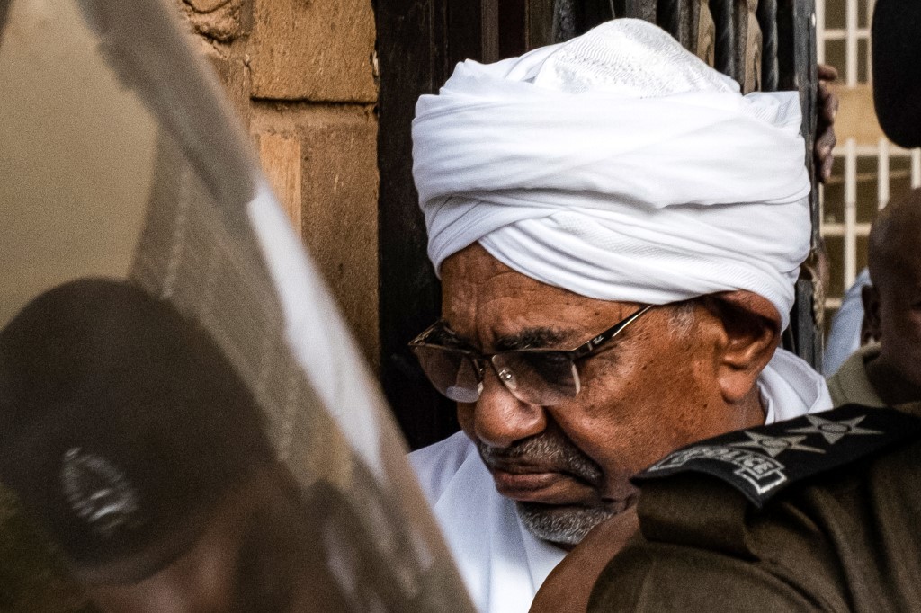 CHARGED. Sudan's ousted president Omar al-Bashir is escorted into a vehicle as he returns to prison following his appearance before prosecutors over charges of corruption and illegal possession of foreign currency, in the capital Khartoum on June 16, 2019. Photo by Yasuyoshi Chiba/AFP 