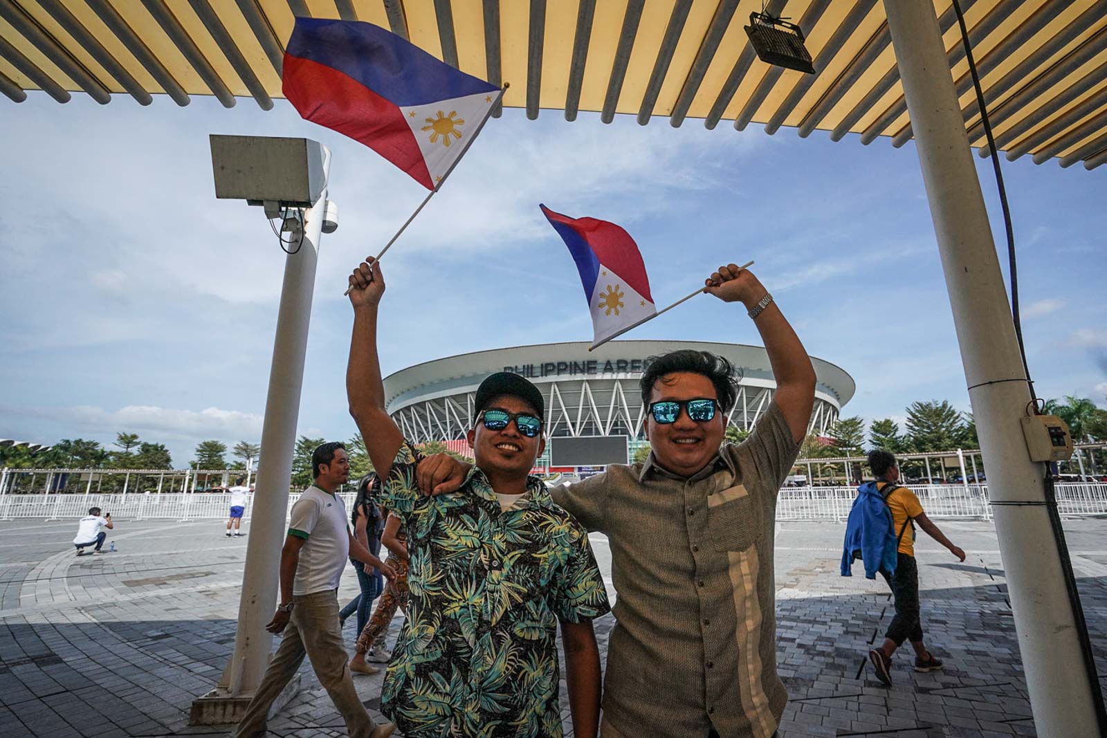 ALL OUT. Filipino fans start to gather at the Philippine Arena in Bulacan for the opening of the 30th Southeast Asian Games on November 30, Saturday. Photo by Josh Albelda/Rappler  