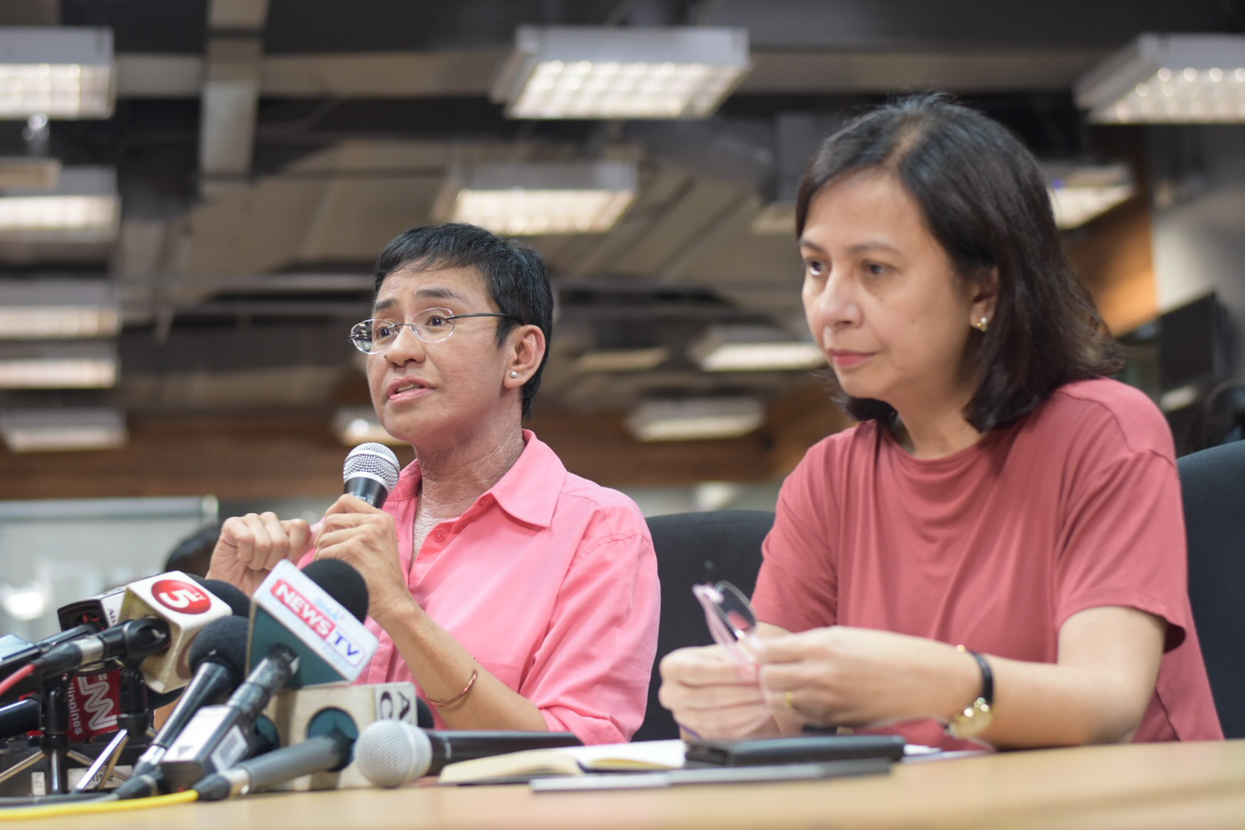 SEC DECISION. Rappler CEO Maria Ressa and Acting Managing Editor Chay Hofileña hold a press conference on the SEC ruling. File photo by LeAnne Jazul/Rappler 
