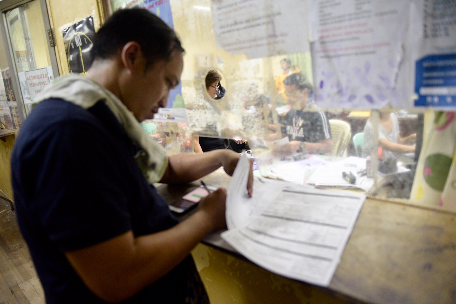 RUSH. Voters trying to beat the September 29 registration deadline rush to the Comelec office in Arroceros, Manila on September 28, 2018. Photo by LeAnne Jazul/Rappler
 
