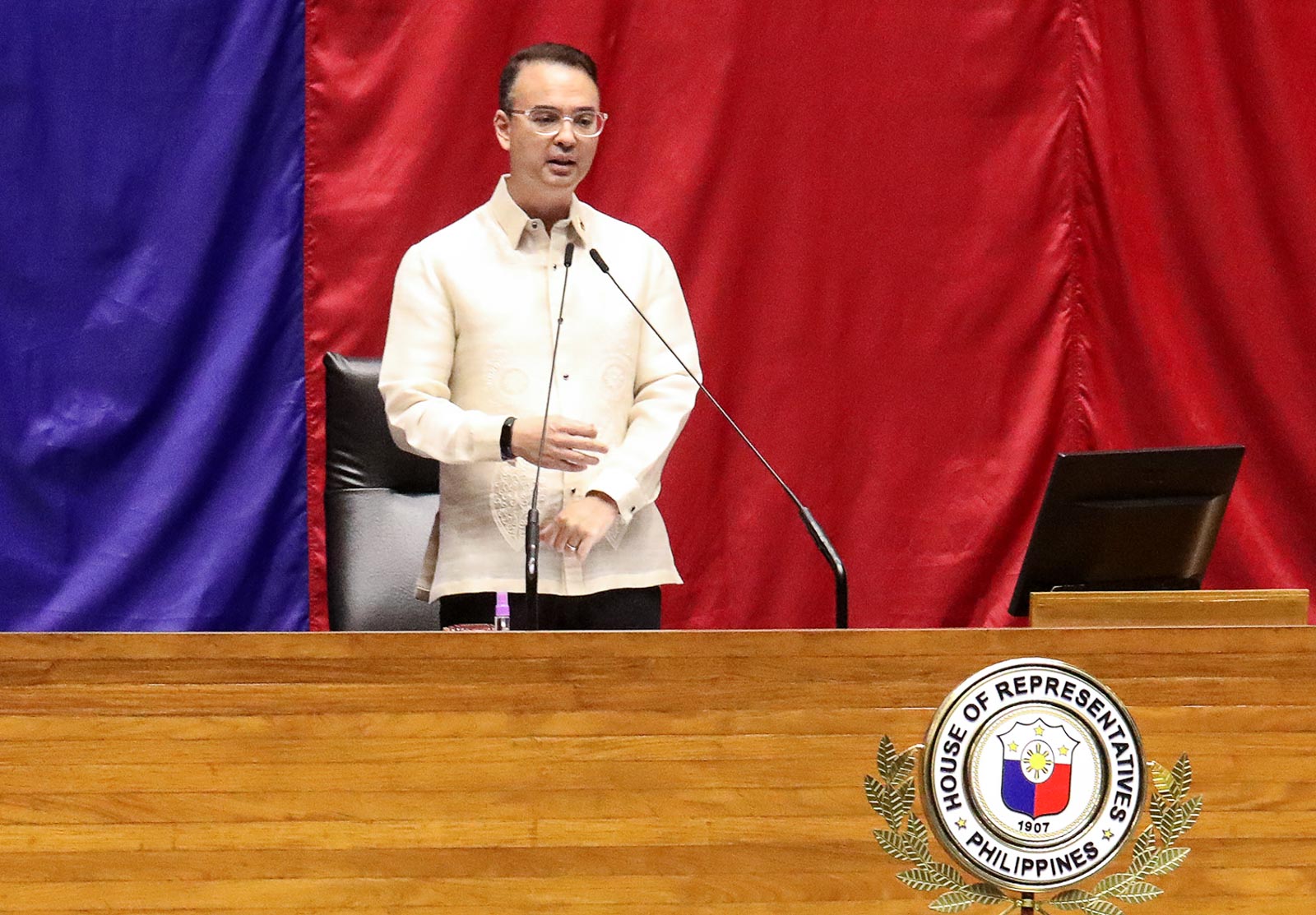 IT'S THE OLIGARCHS. In this file photo, Speaker Allan Peter Cayetano presides over a special session on March 23, 2020. File photo by Darren Langit/Rappler 