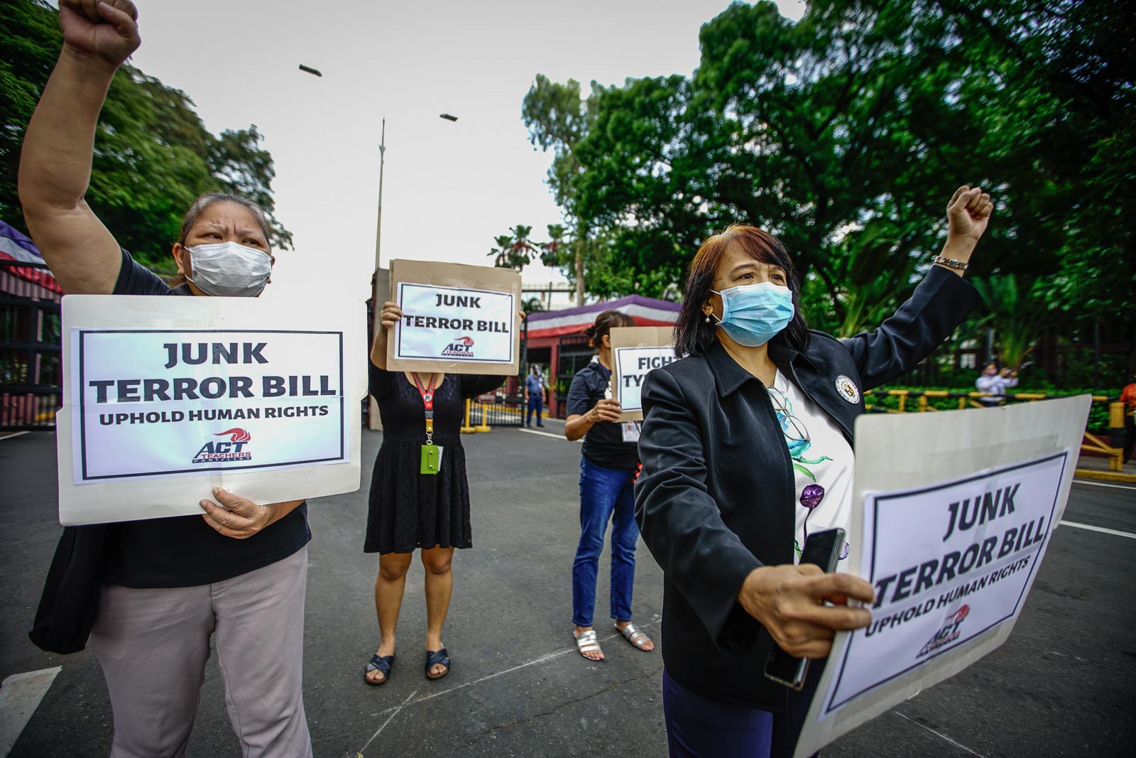 CONDEMNATION. Groups from various sectors stage a protest caravan and noise barrage outside the gates of the House on June 3, 2020, demanding the scrapping of the anti-terrorism bill. Photo by Jire Carreon/Rappler 
