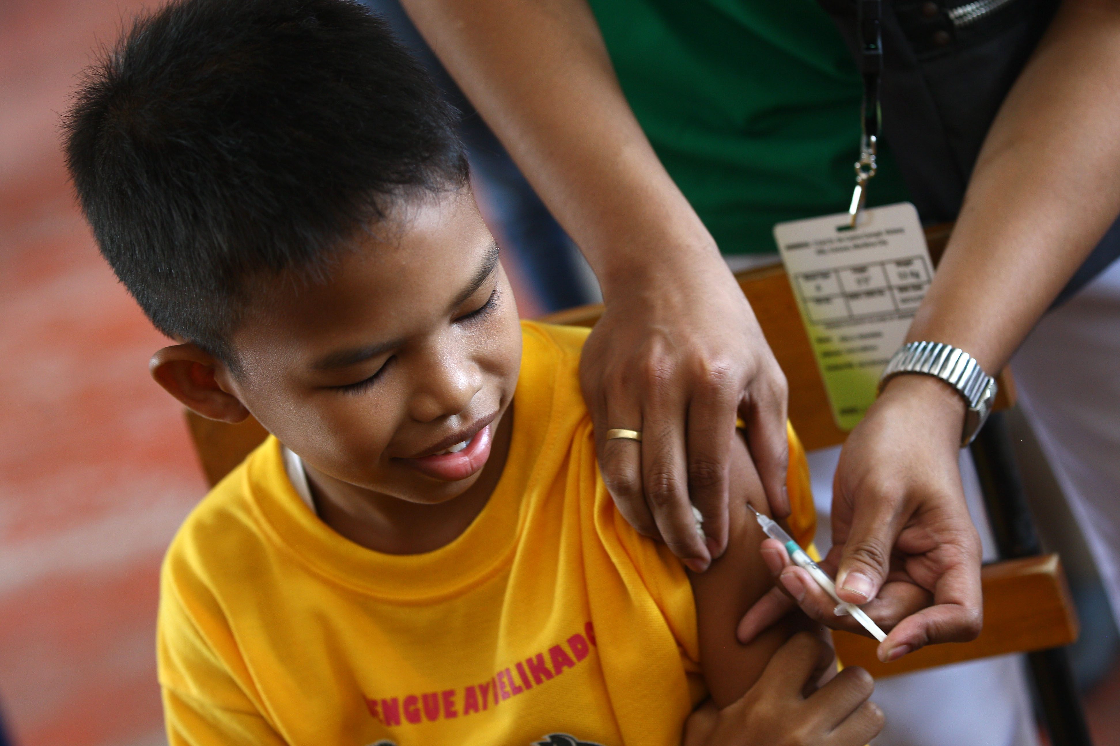 HEALTH AGENDA. Students react as health workers from the DOH inject them with the dengue immunization at an elementary school in Marikina City on April 4, 2016. Photo by Ben Nabong/Rappler 