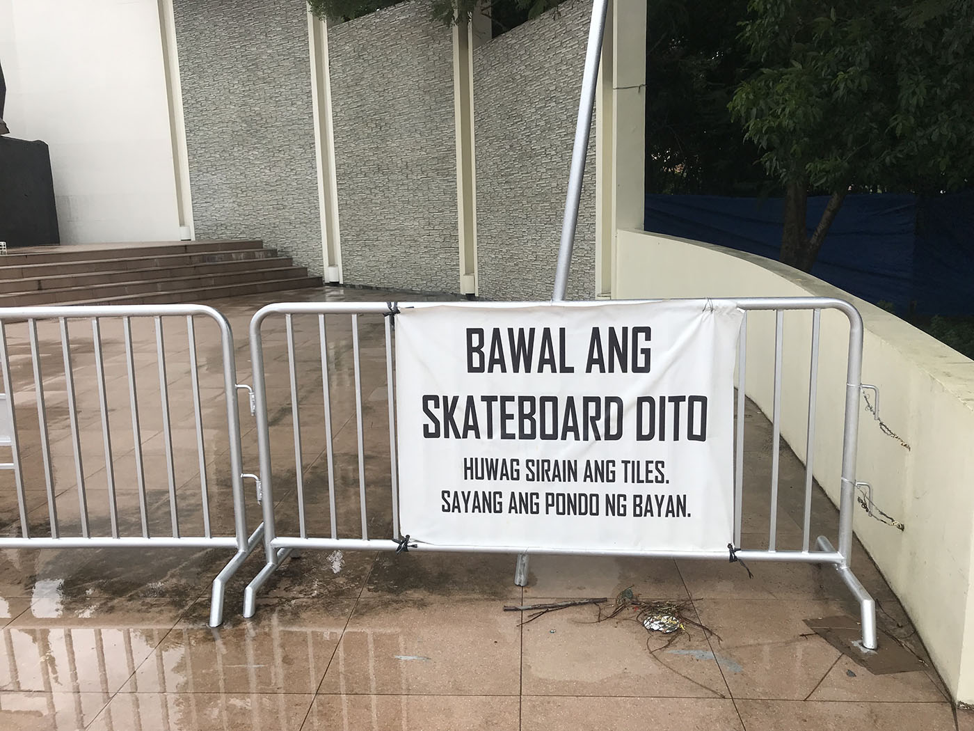 Most days, the NHCP puts up barriers and this sign a few meters away from Castrillo's monument. They say this is to prevent vandalism and to keep people from throwing trash near the statue. 