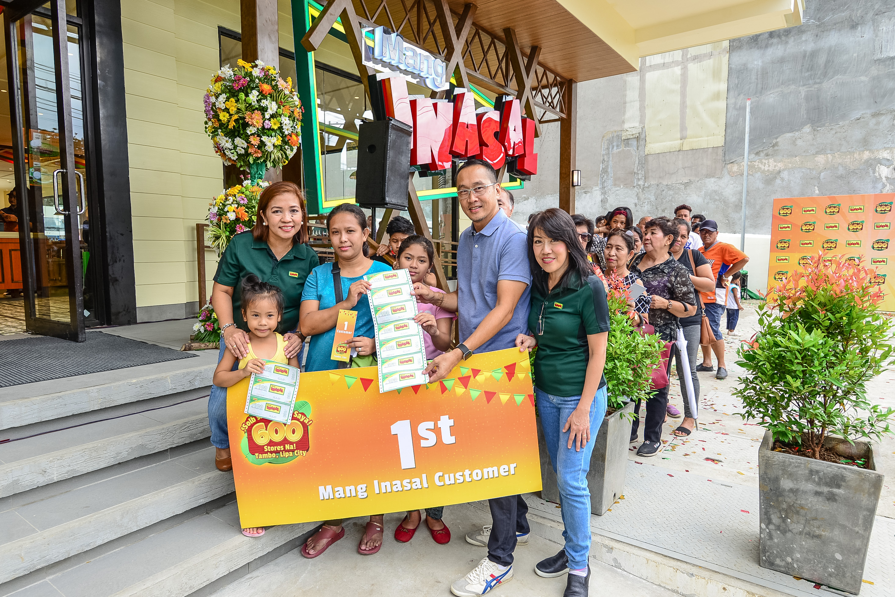 The first customer of Mang Inasal’s 600th store with (L-R) Operations Director Lucy Salazar, Managing Director Eugene Reyes, and Mang Inasal Regional Business Unit Head for South Luzon Lelette Minerales 