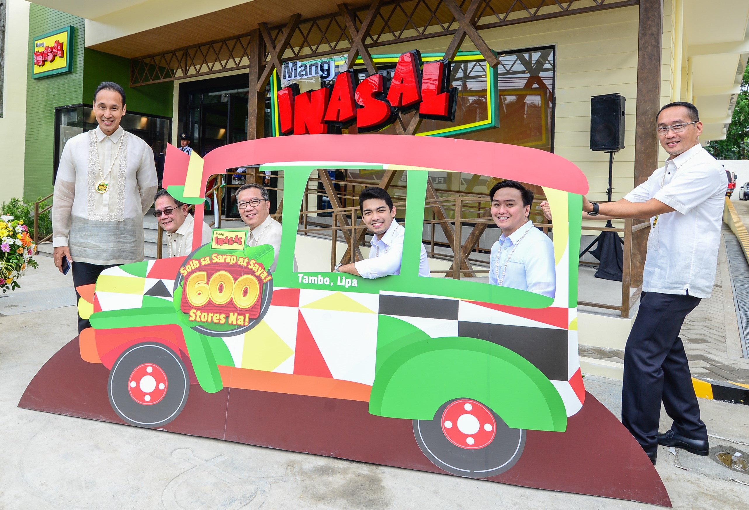 Lipa City Vice Mayor Mark Luancing (center) and Atty. Willy Rivera (second to the right) pose for a posterity shot at the Mang Inasal jeepney. They are joined by JFC Country Business Group Head for the Philippines Joseph Tanbuntiong (third from left), MI Business Unit Head Jojo Subido (second from left) and Franchisee Eric Reyes (left) and Managing Director Eugene Reyes. 