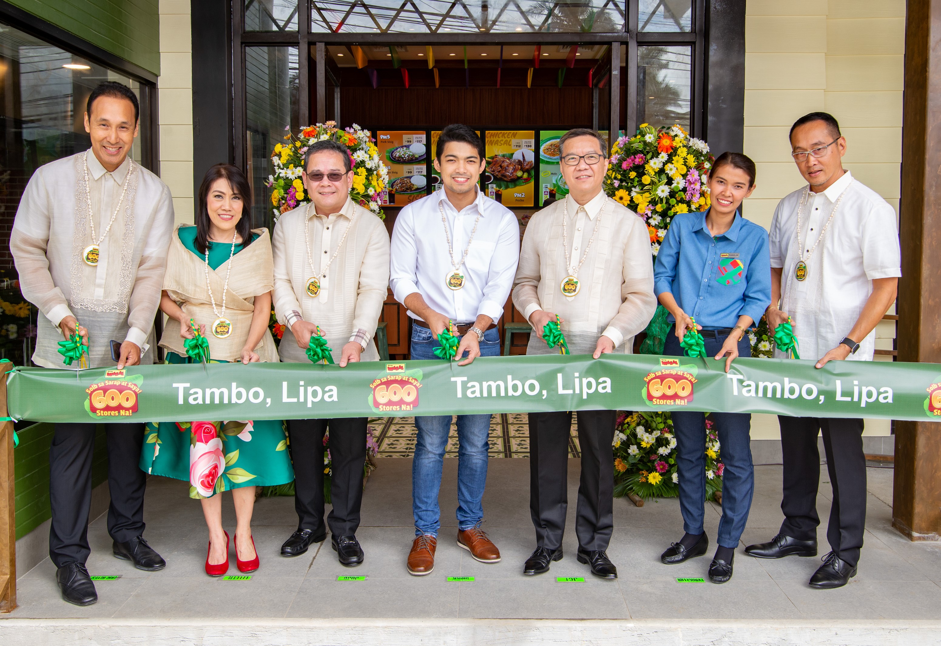 Lipa City Vice Mayor Mark Aries Luancing (center) leads the ribbon-cutting ceremony of Mang Inasal’s (MI) 600th store in Tambo, Lipa, Batangas. He is accompanied by JFC Country Business Group Head for the Philippines Joseph Tanbuntiong (third from right), MI Business Unit Head Jojo Subido (third from left), and (from left) Franchisee Eric Reyes, MI South Luzon RBU Head Lelette Minerales, Restaurant Manager Evangeline Ebora, and Managing Director Eugene Reyes. 
