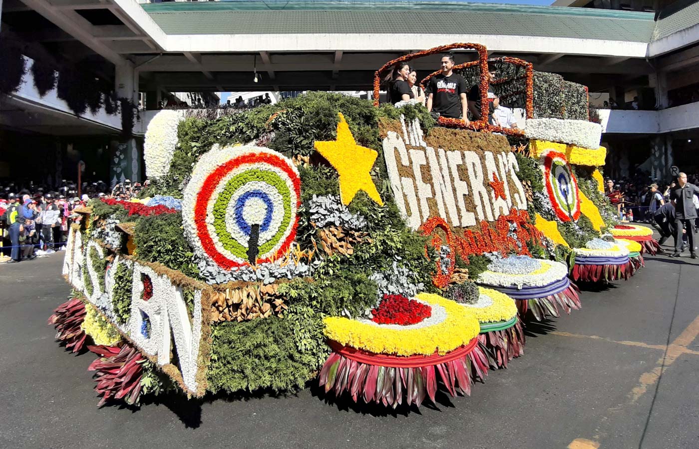 ABS-CBN FLOAT. Angel Locsin and Paulo Avelino lead the cast of 'The General's Daughter' in the ABS-CBN float.  
