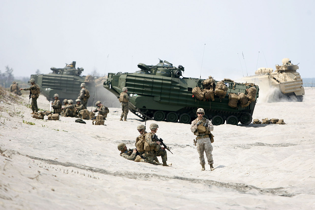 SCALING BACK. This file photo shows US soldiers and their Filipino counterparts joining forces in an Amphibious Landing operation as part of the 2015 Balikatan Exercises at the Naval Education and Training Command (NETC) of the Philippine Navy in San Antonio, Zambales province. File photo by Ben Nabong/Rappler 