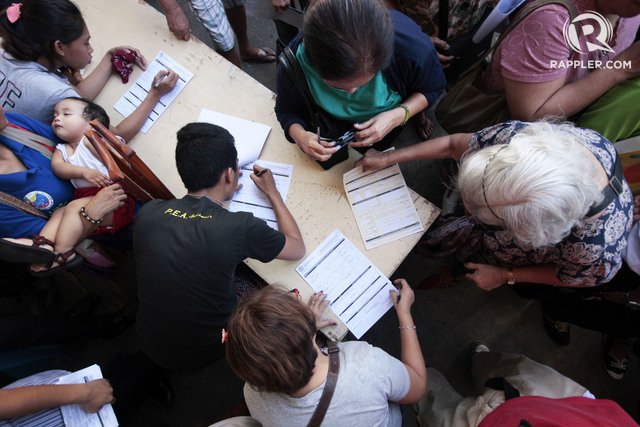 VOTERS' REGISTRATION. Voters fill out forms as they register at a Commission on Elections office in Quezon City on October 30, 2015, a day before the deadline for voters to register. Photo by Ben Nabong/Rappler