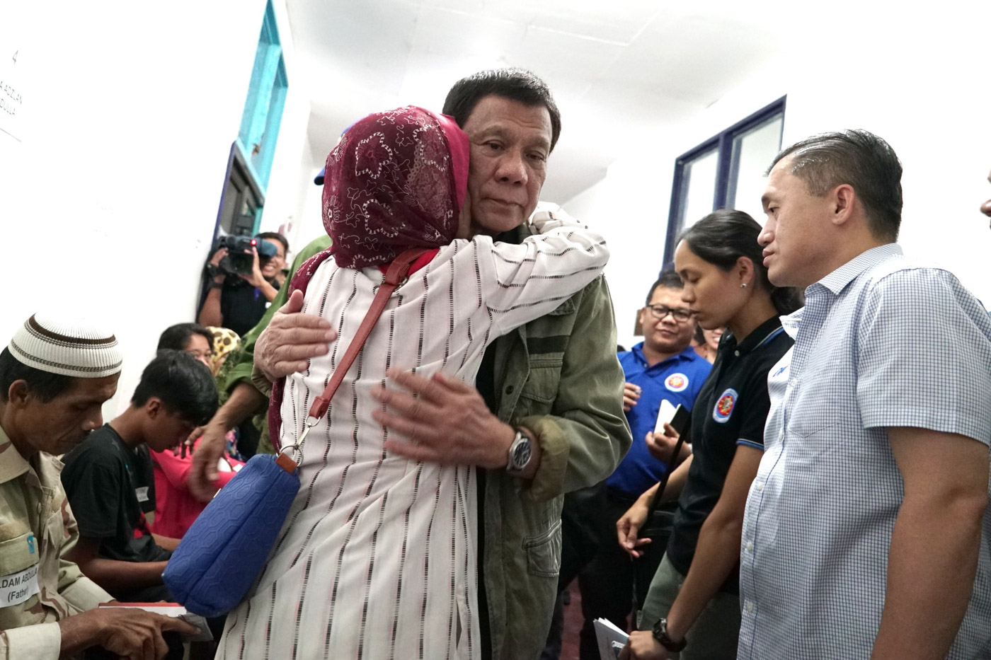'TATAY DIGONG.' President Rodrigo Duterte comforts the kin of one of the victims who died during the car bomb attack in Lamitan City, Basilan on July 31, 2018. Malacañang photo 