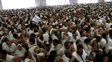 MINA. Jemaah haji melempar jumrah di Mina. Foto oleh Alaa Badarneh/EPA