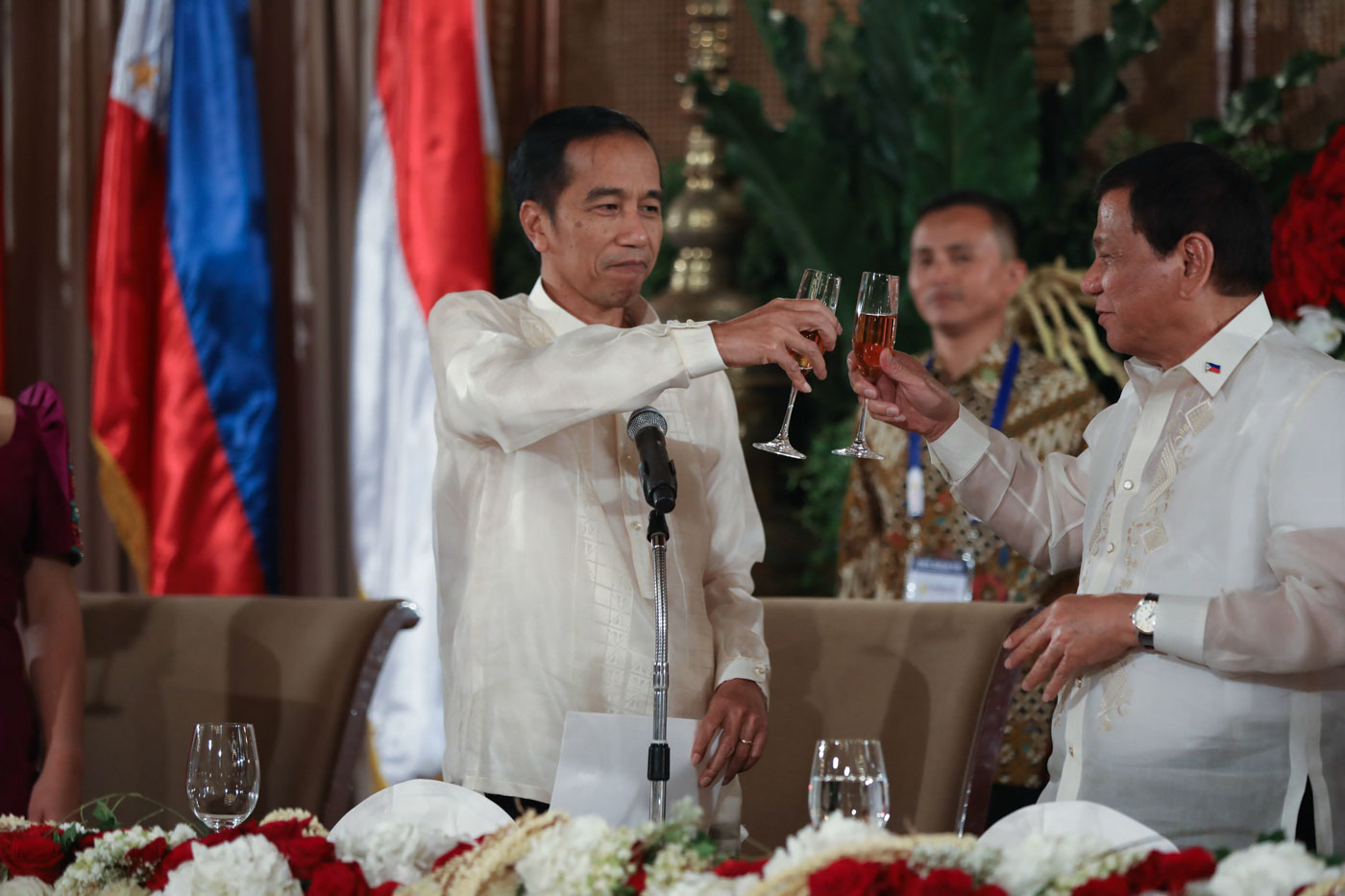 SOCIALS IN THE PALACE. President Rodrigo Duterte and Indonesia President Joko Widodo bring their glasses together during the state banquet held in Malacañang. Malacañang photo  