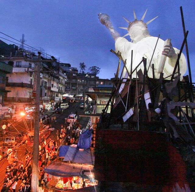 HER VIEW. In the first Markets of Resistance, artist Kawayan de Guia unveiled his replica of the Statue of Liberty on top of the Baguio fish market. Photo by Angel Shaw
   