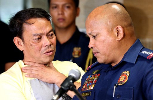 ESPINOSA'S PROMISE. This photo taken on August 2, 2016, shows Leyte Albuera Mayor Ronaldo Espinosa (L) talking to Philippine National Police (PNP) chief Ronald dela Rosa (R) at Camp Crame in Manila. AFP file photo   