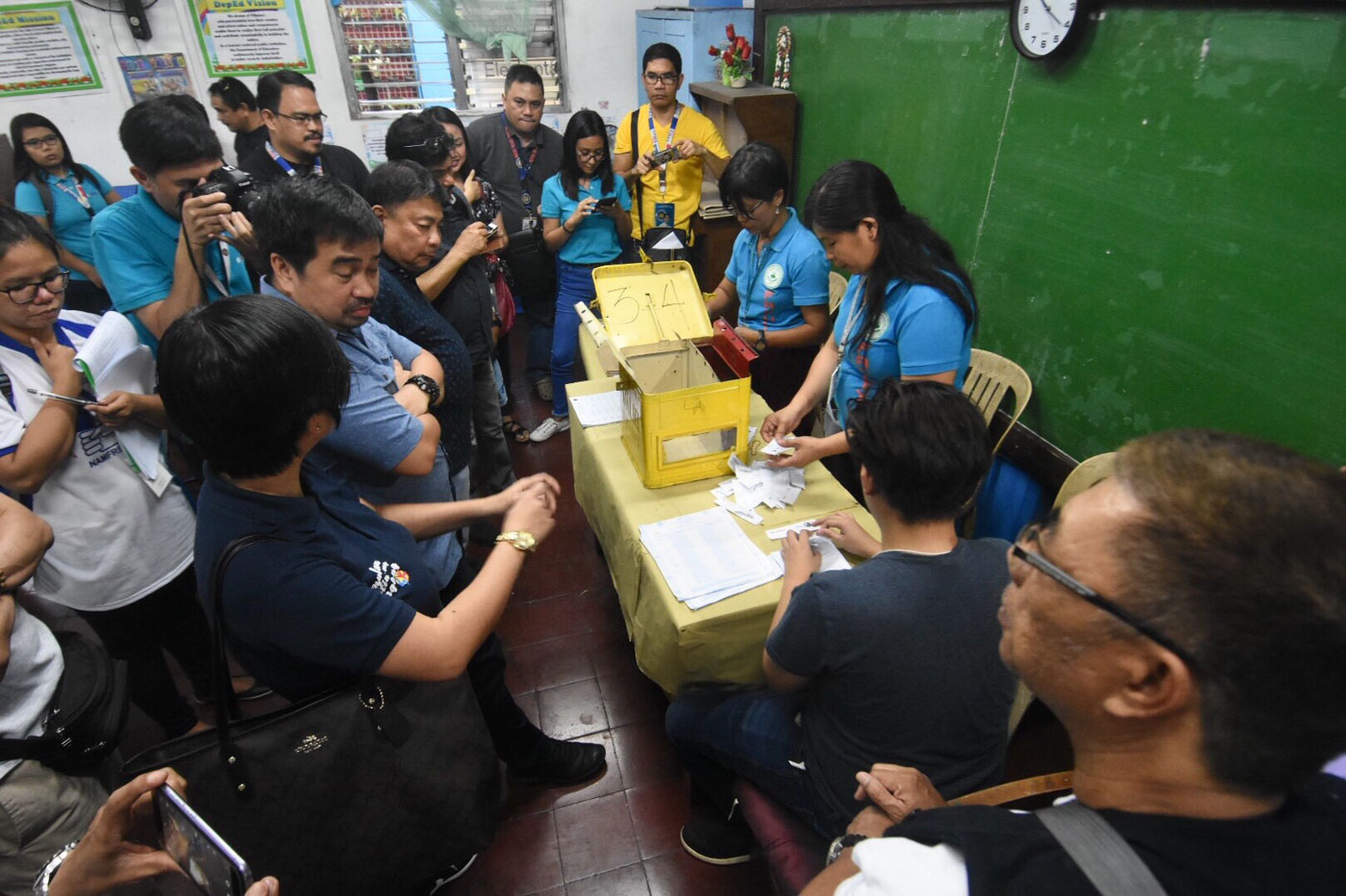 VOTING. Simulation of Barangay and SK Elections at Rosauro Almario Elementary School. Photo by Angie de Silva/Rappler 