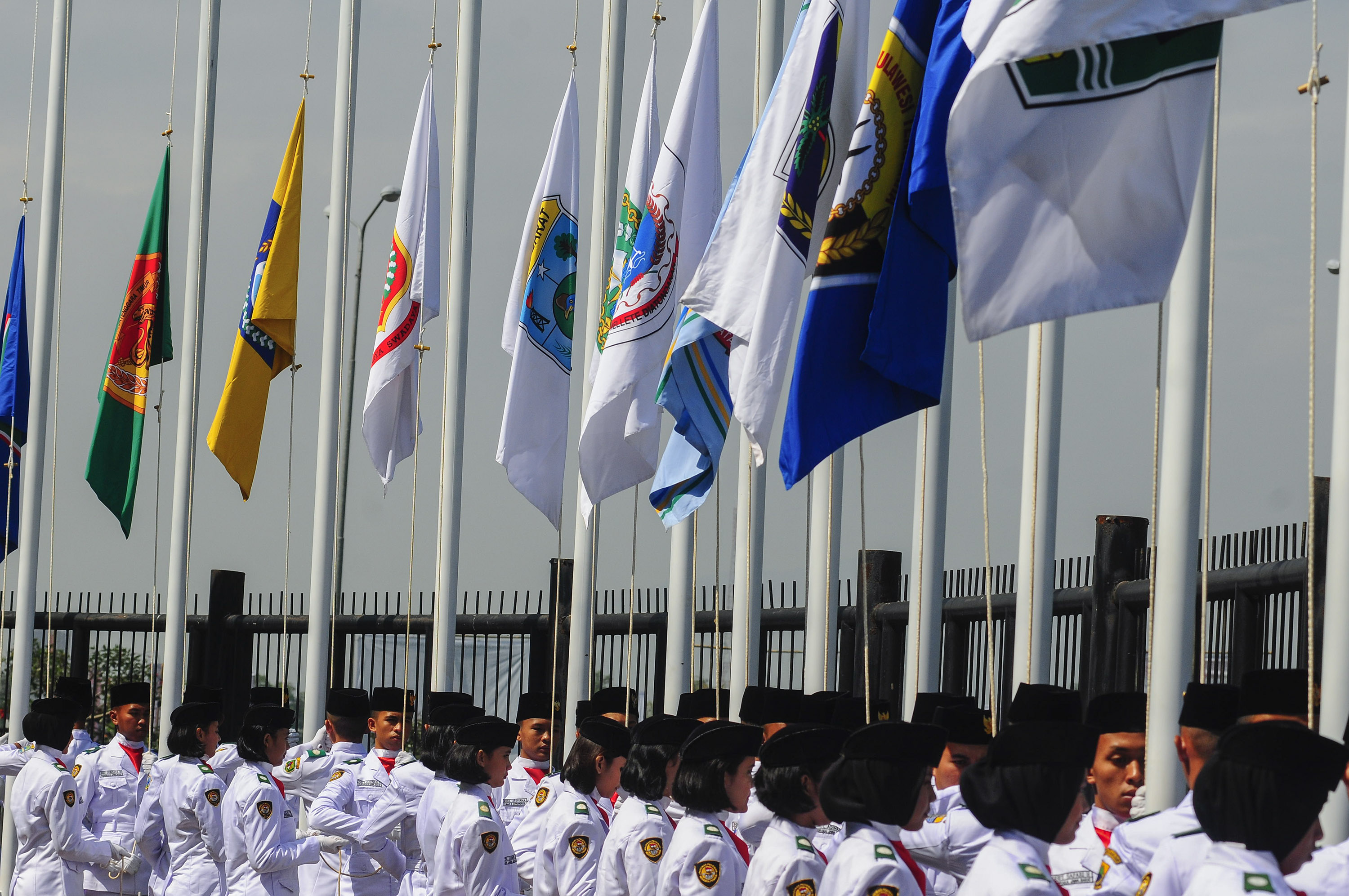 Sebanyak 34 bendera kontingen daerah telah dikibarkan sebagai simbol kesiapan daerah tersebut berpartisipasi di PON XIX 2016 Foto oleh Novrian Arbi/ANTARA 