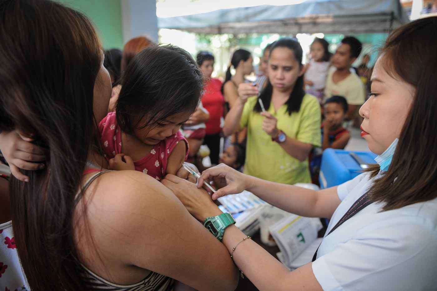 VACCINATE FIRST. Health workers vaccinate children in Baseco, Tondo on February 11, 2019 after the Department of Health declare a measles outbreak in Metro Manila. Photo by Ben Nabong/Rappler 