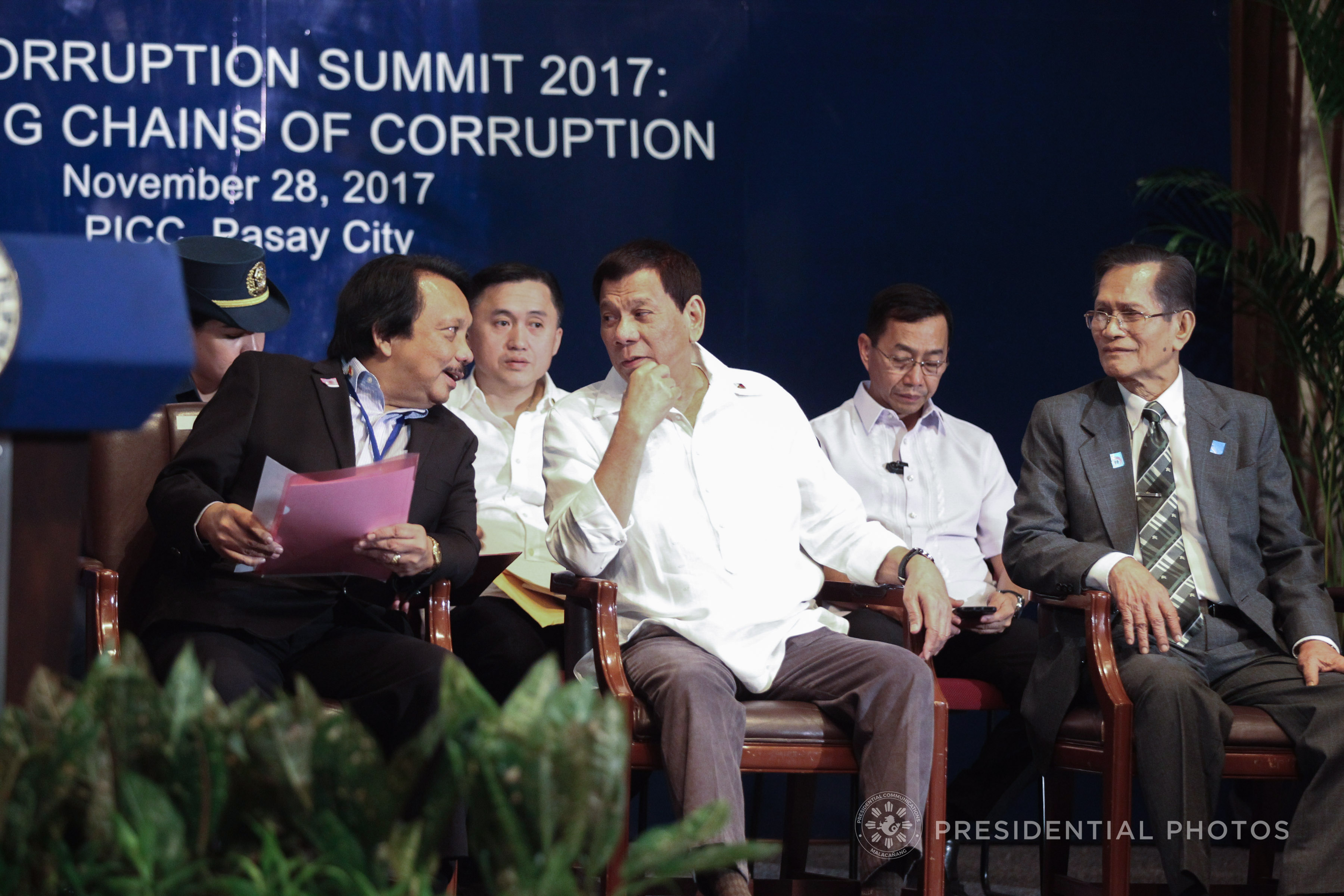 DUTERTE ALLY. President Rodrigo Duterte chats with Dante Jimenez (left) on the sidelines of the Anti-Corruption Summit on November 28, 2017. Malacañang file photo 