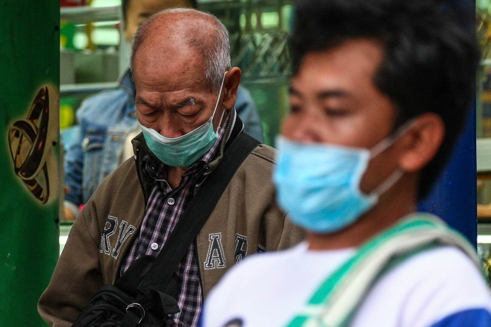 CRISIS. People wearing face masks amid the coronavirus pandemic. Photo by Jire Carreon/Rappler 