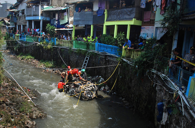 Petugas tim SAR berusaha mengevakuasi sebuah mobil yang hanyut terseret arus banjir di kawasan Sungai Citepus, Astanaanyar, Bandung, Jawa Barat, pada 10 November 2016. Foto oleh Fahrul Jayadiputra/Antara