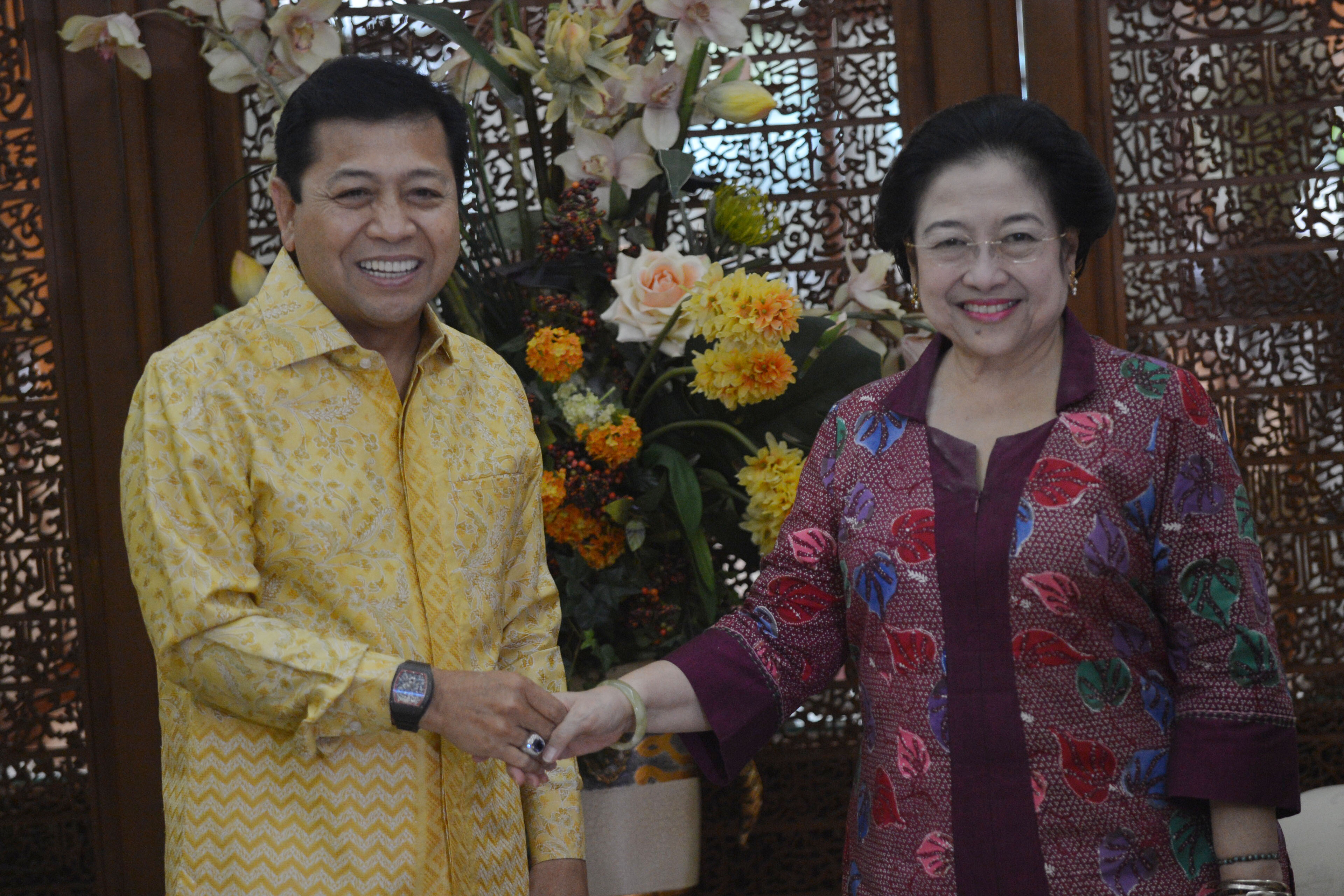 Ketua Umum PDIP Megawati Soekarnoputri (kanan) berjabat tangan dengan Ketua Umum Partai Golkar Setya Novanto (kiri) sebelum menggelar pertemuan di Jakarta, pada 20 November 2016. Foto oleh Akbar Nugroho Gumay/Antara 