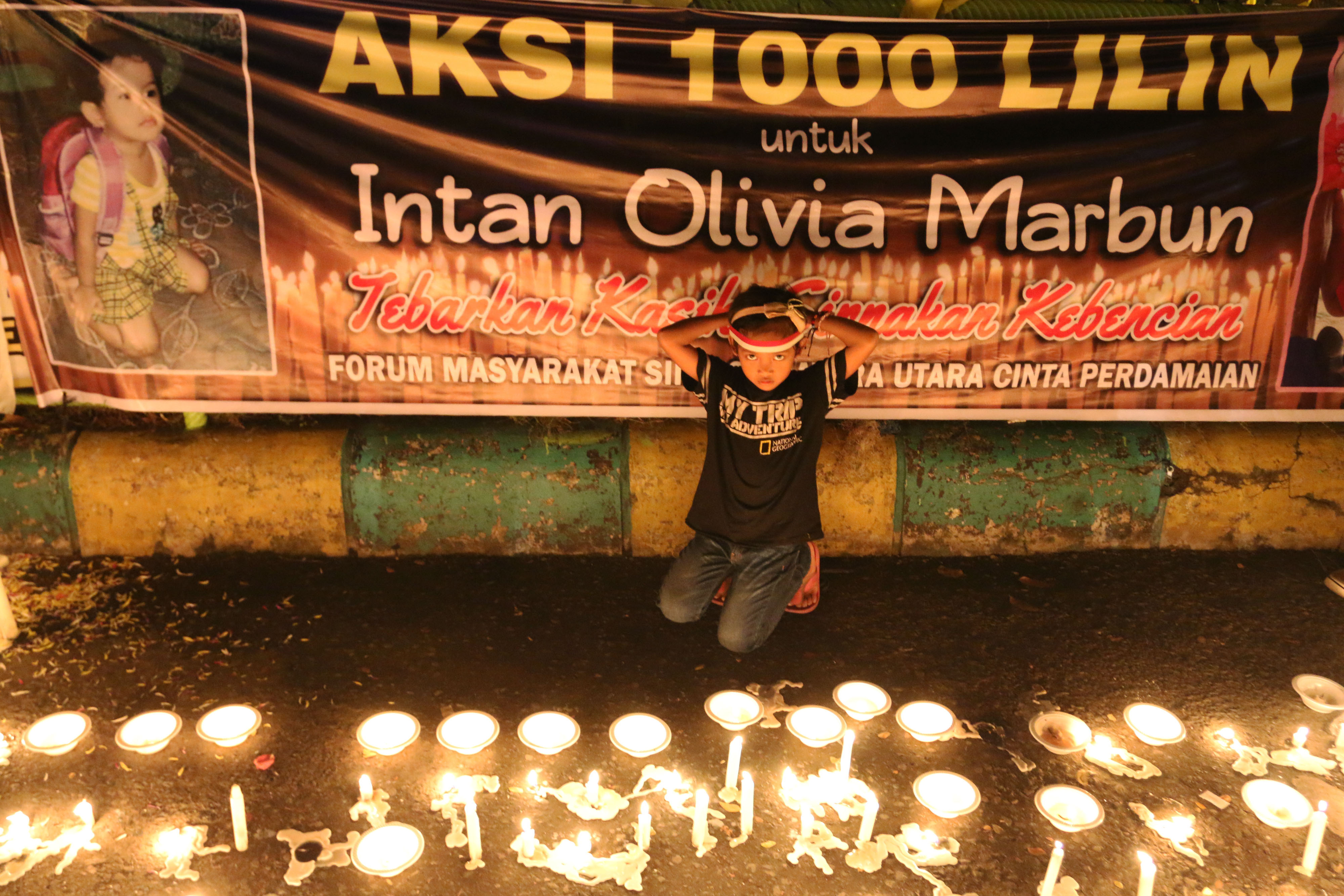 Aksi 1.000 lilin untuk Intan Olivia Marbun yang digelar di titik Nol Kota Medan, Sumatera Utara, pada 18 November 2016. Foto oleh Irsan Mulyadi/Antara 