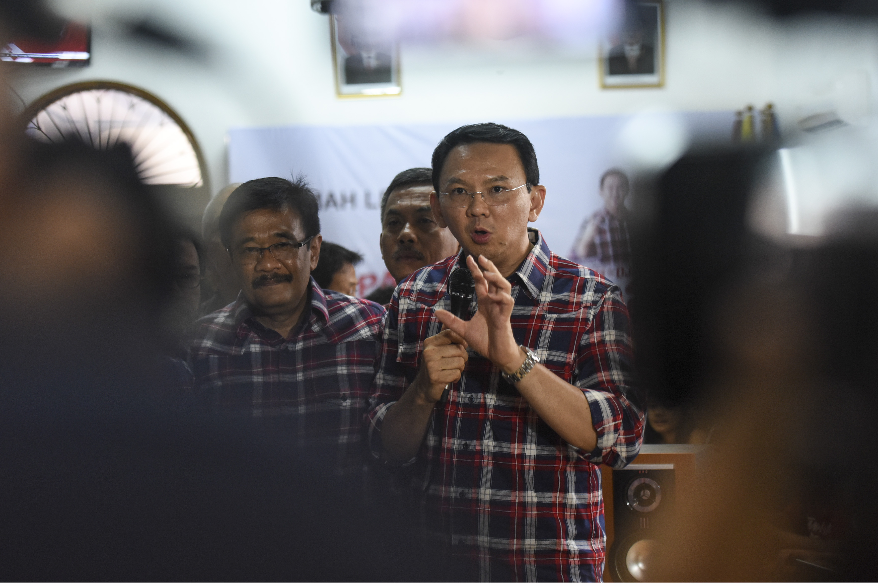 Gubernur DKI Jakarta nonaktif Ahok memberikan keterangan terkait penetapannya sebagai tersangka, pada 16 November 2016. Foto oleh Hafidz Mubarak A/Antara 