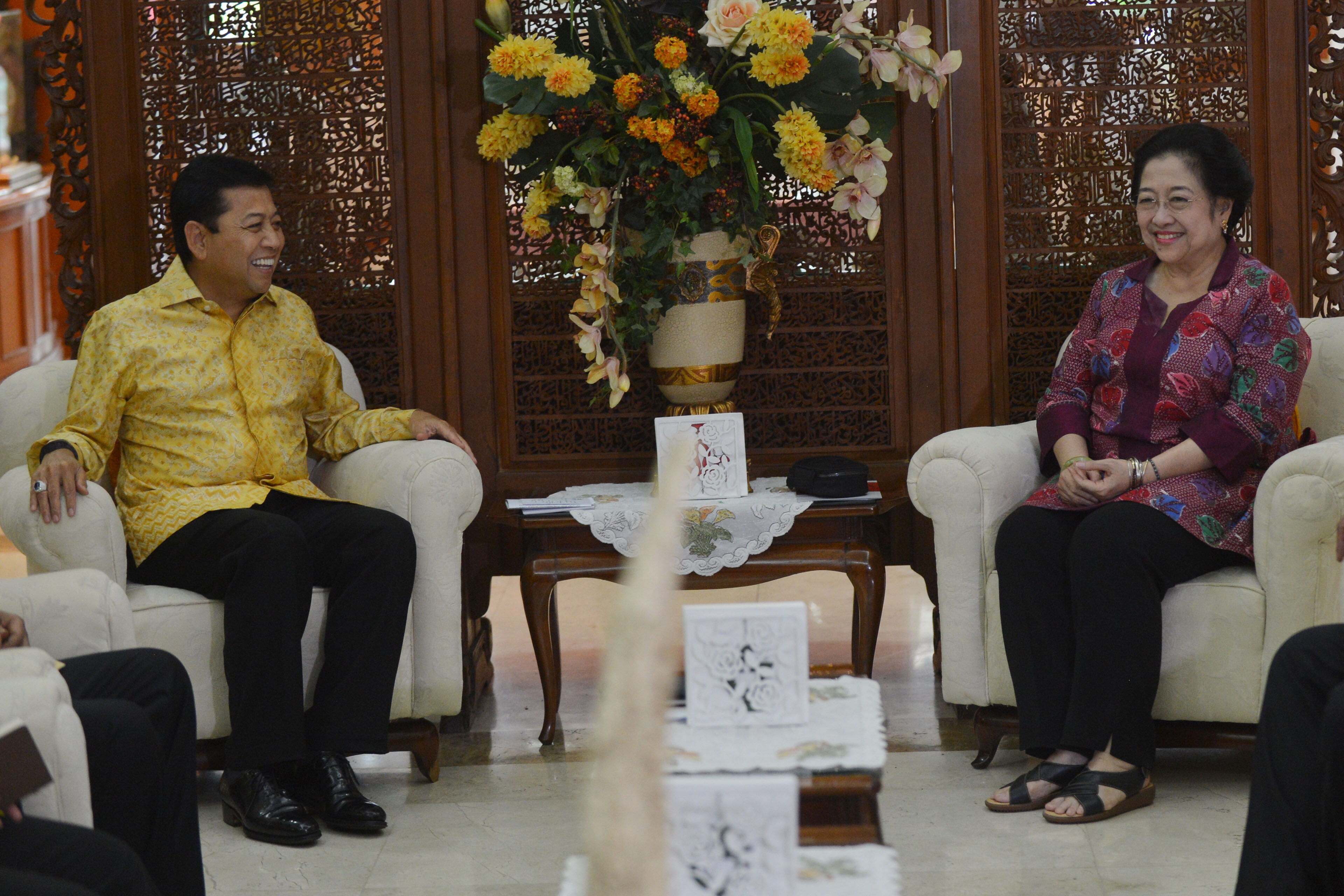 Ketua Umum PDIP Megawati Soekarnoputri (kanan) bertemu dengan Ketua Umum Partai Golkar Setya Novanto (kiri) sebelum menggelar pertemuan di Jakarta, pada 20 November 2016. Foto oleh Akbar Nugroho Gumay/Antara

 