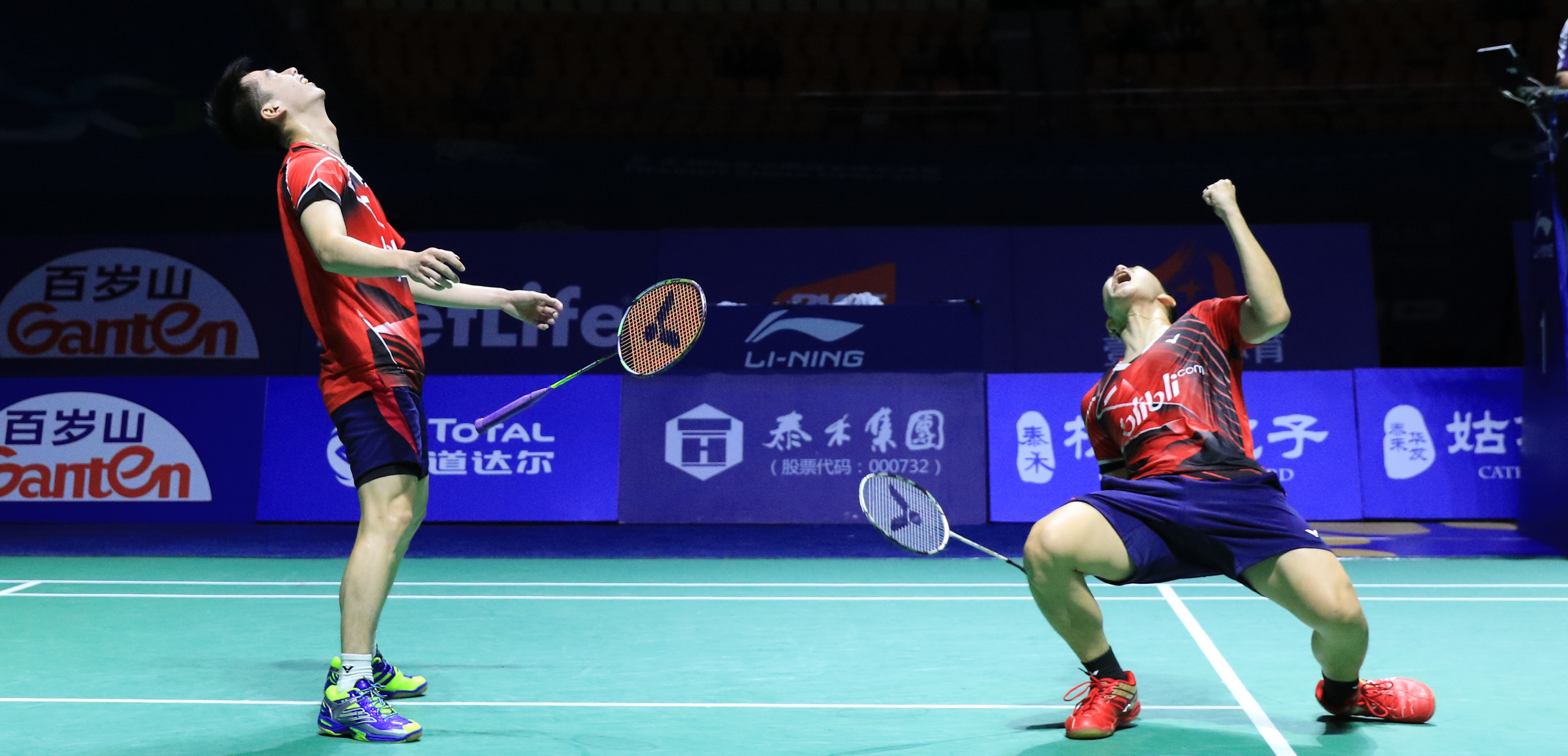 Ekspresi kemenangan Kevin/Marcus menumbangkan pasangan Denmark pada final China Terbuka 2016, 20 November. Foto dari badmintonindonesia.org
 