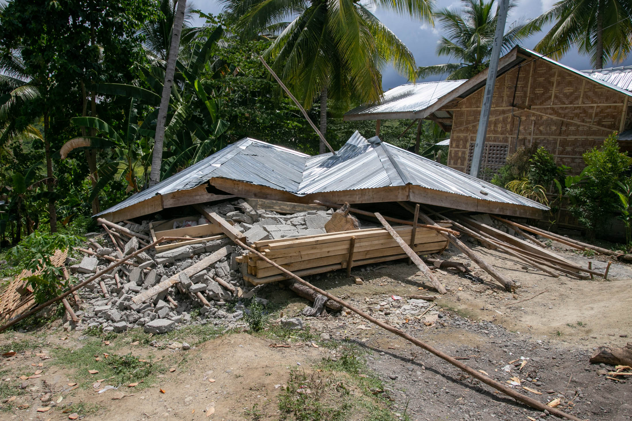RESPONDING TO DISASTERS. A house in Barangay Malawanit in the town of Magsaysay, Davao del Sur, collapses following a magnitude 6.3 earthquake on October 16, 2019. Rappler file photo  