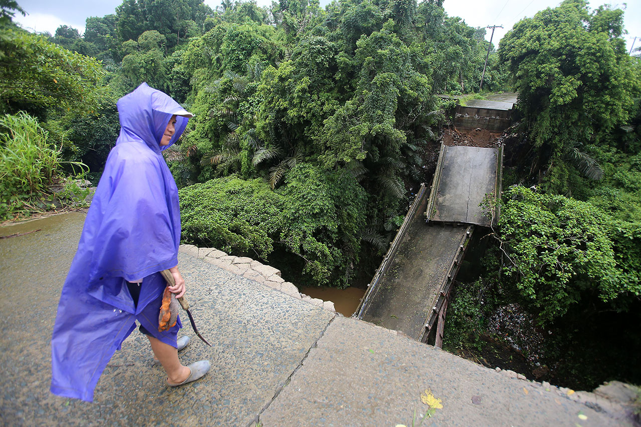DAMAGE.Residents look over a collapsed bridge in Alfonso, Cavite on August 13, 2018 due to heavy rains brought by Typhoon Karding and the enhanced southwest monsoon. Photo by Ben Nabong/Rappler