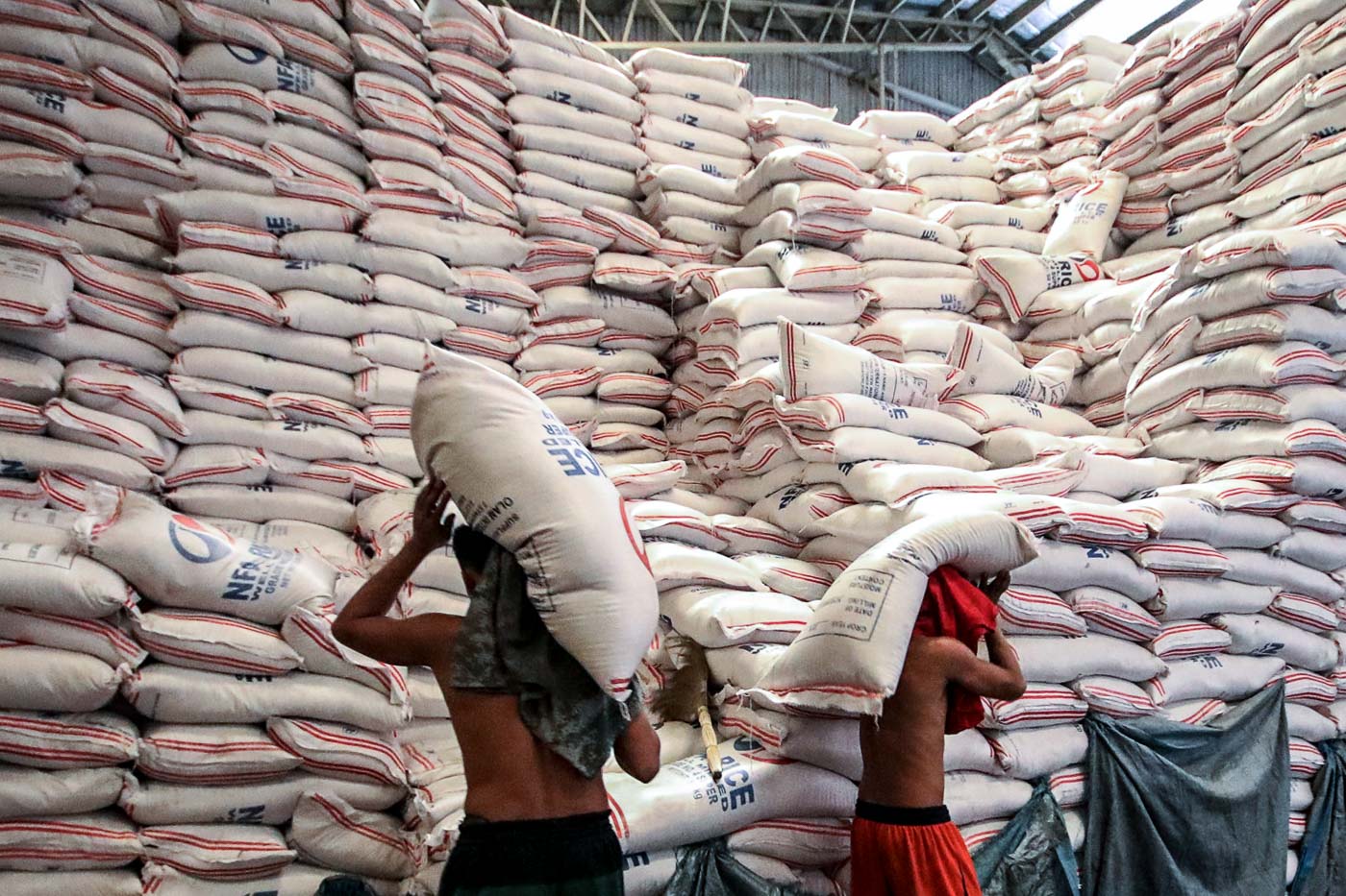 DROPPING. Rice stocks as of February 1 is higher from a year ago when the National Food Authority was facing buffer stock shortage but is still lower from January. Photo by Darren Langit/Rappler 