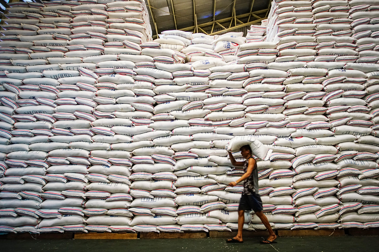 RICE WOES. President Rodrigo Duterte wants to revive barter trade with Sabah to bring rice prices down. Photo by Jire Carreon/Rappler 