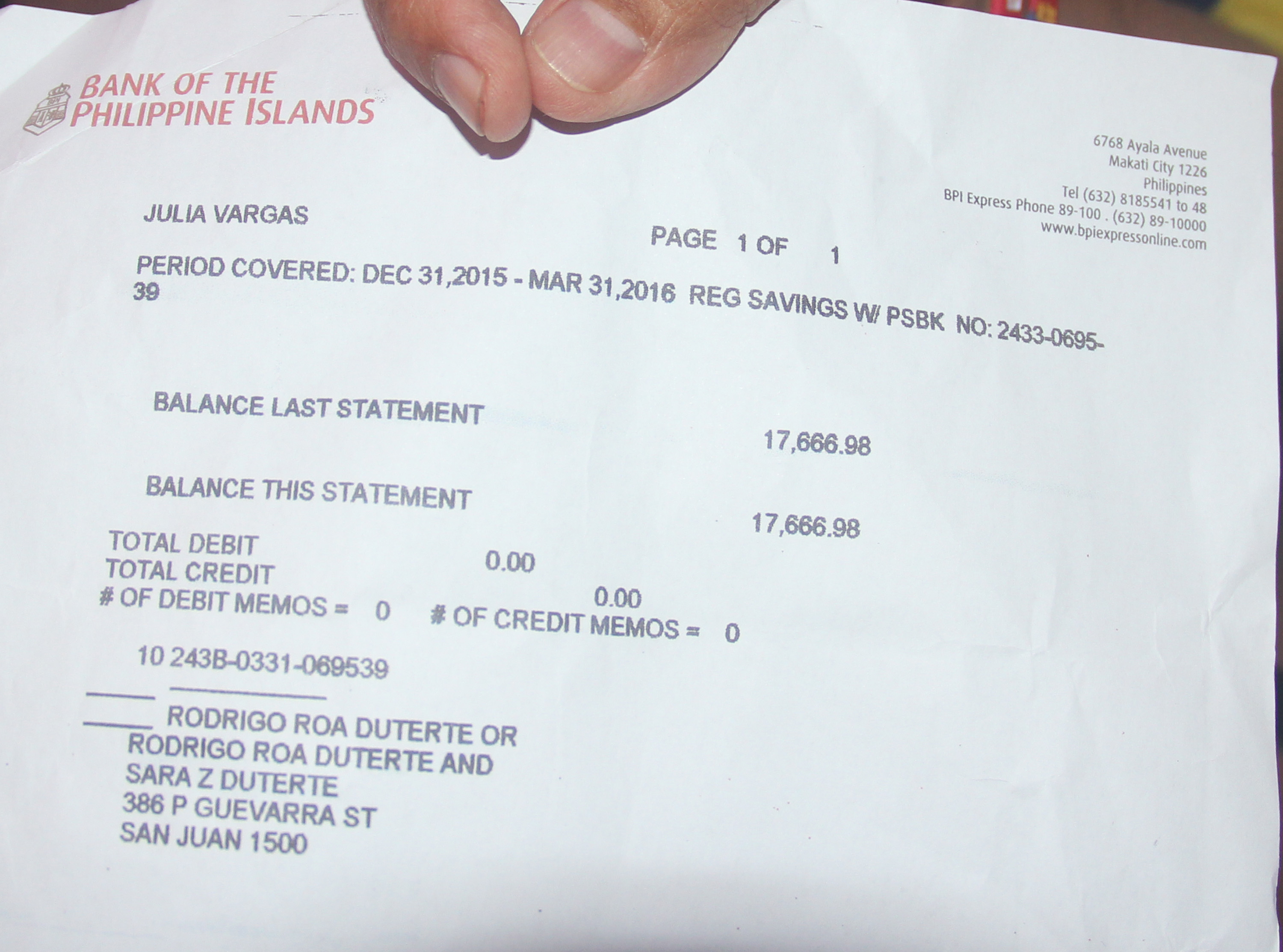 BANK STATEMENT. During his Bicol sortie, Mayor Robrigo Duterte shows a certified copy from BPI containing part of hjs bank account details. Photo by Rhaydz Barcia/Rappler  