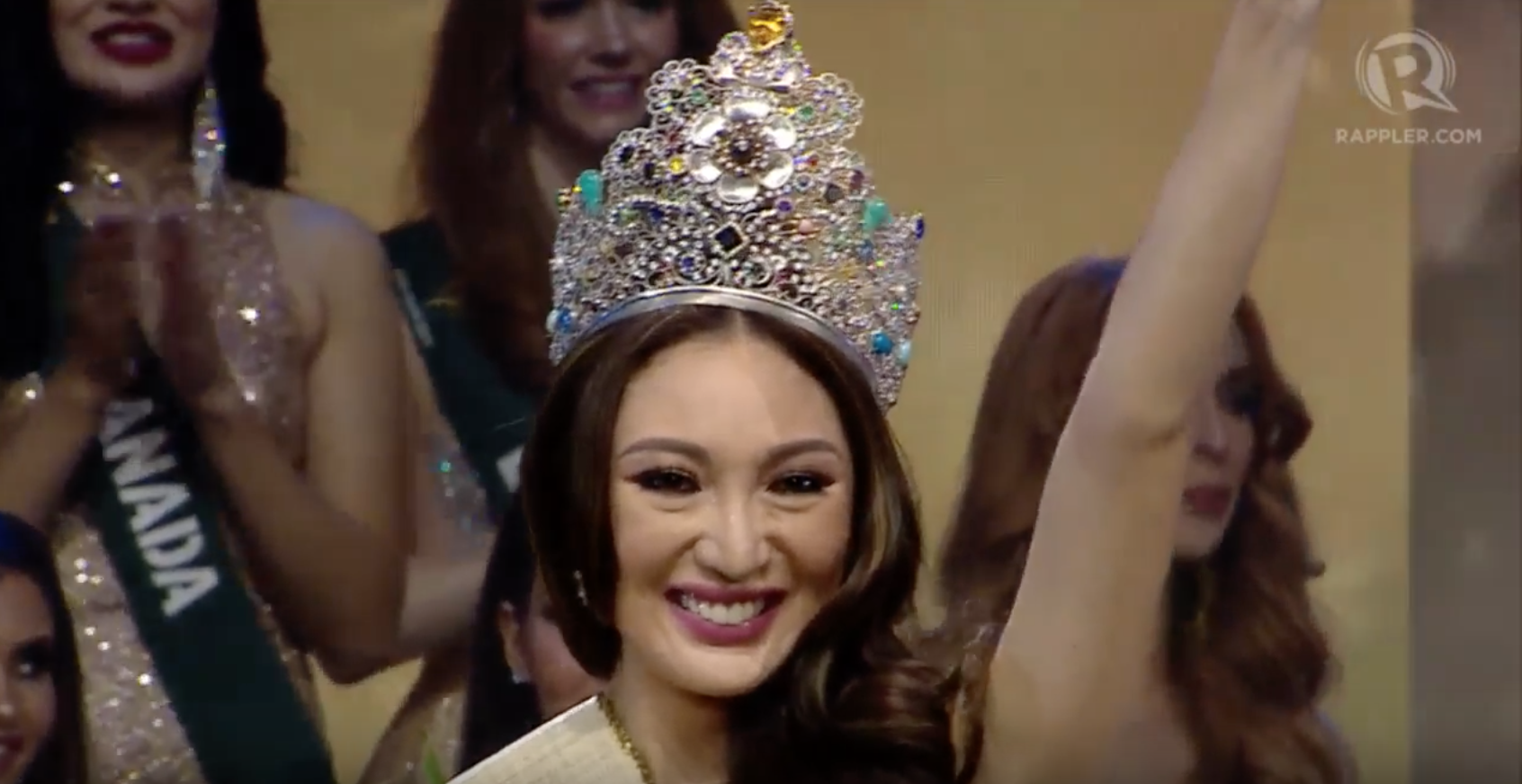 KAREN IBASCO. The Miss Earth 2017 winner waves to the crowd at the Mall of Asia Arena right after she is crowned. Rappler screengrab 