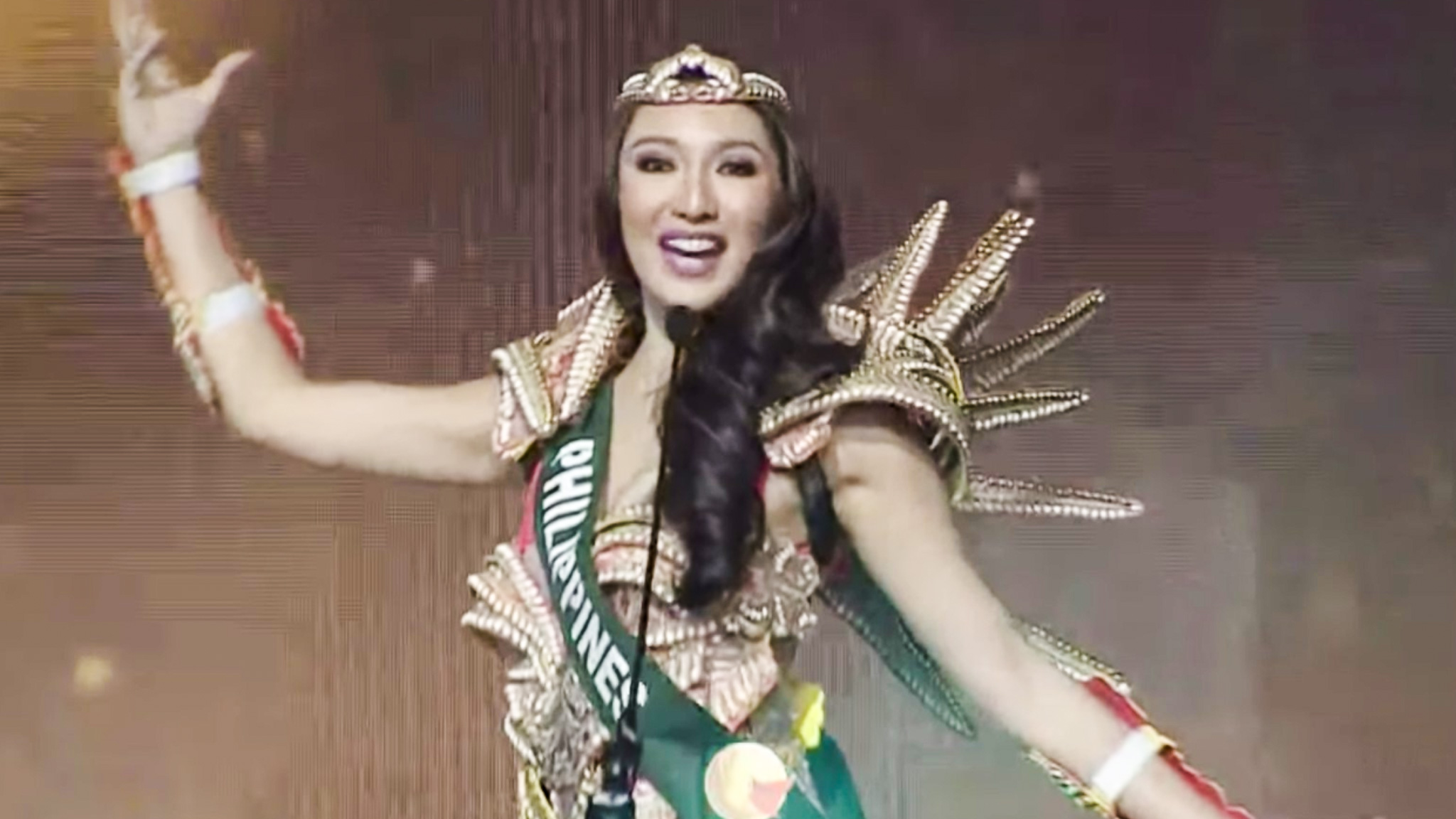 KAREN IBASCO. The Philippines' delegate  is dressed as a superhero as the Miss Earth 2017 coronation night kicks off. Rappler screengrab, photos by Alecs Ongcal/Rappler  
