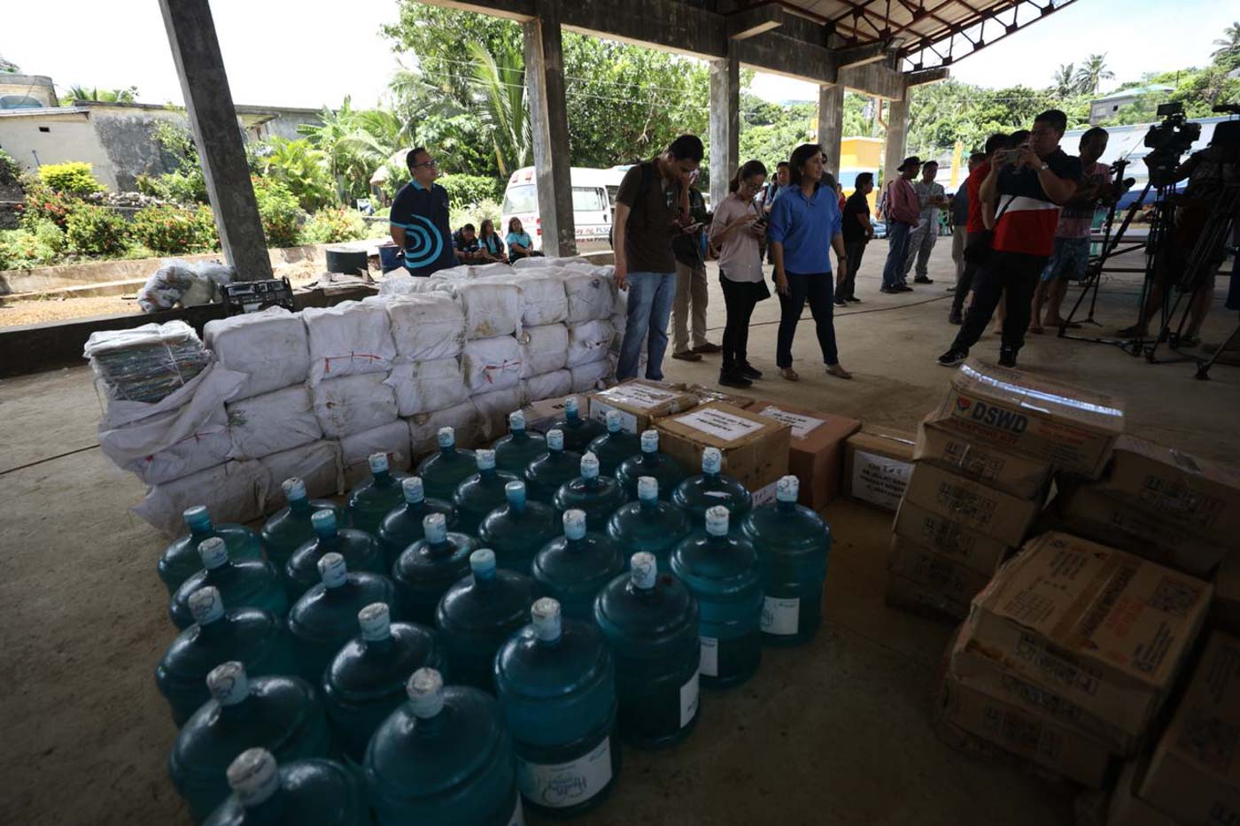 P1.5-MILLION AID. Vice President Leni Robredo brings several relief goods to benefit Batanes residents affedted by the earthquakes last weekend. All photos by Marvin Bautista/OVP   