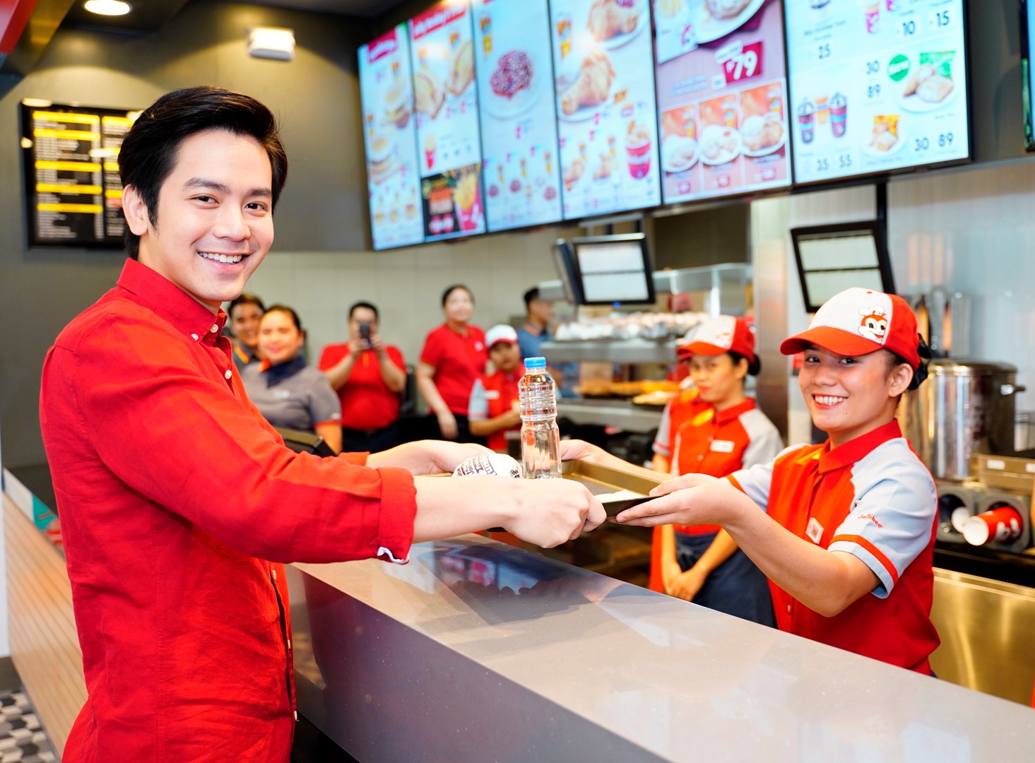 JOLLIBEE FAVORITES. Joshua Garcia gets his order of Bacon Cheesy Yumburger at the claim area of the Level Up Joy Store. All photos courtesy of Jollibee. 
