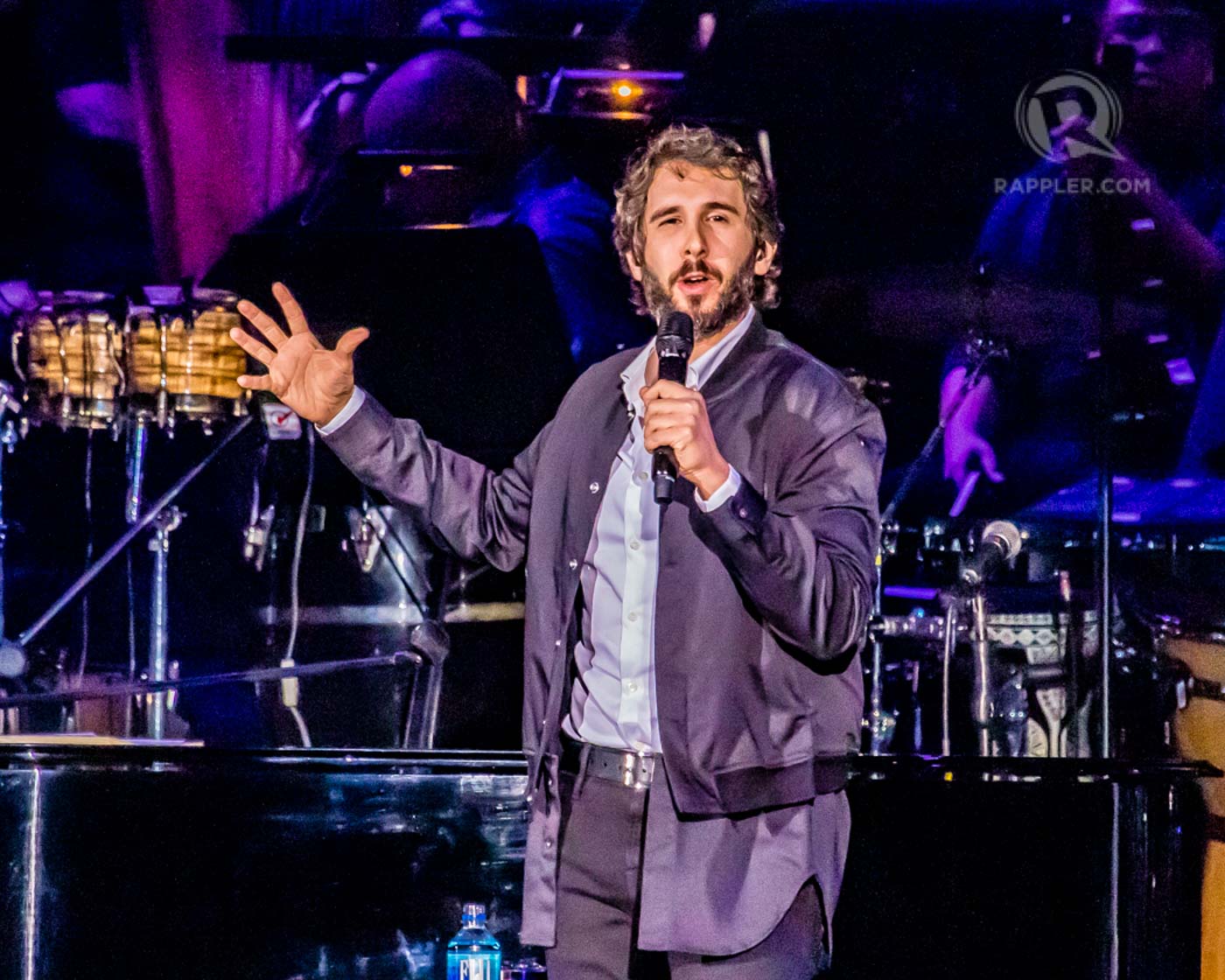 ONE NIGHT MANILA. Josh Groban serenades the crowd during his concert. All photos by Stephen Lavoie/Rappler  