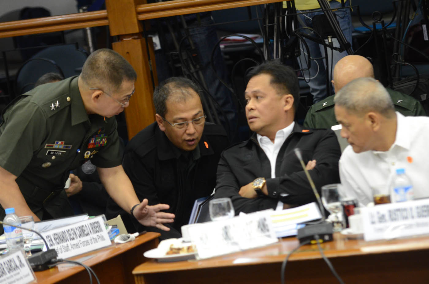 AFP. Former and current military officials huddle during the Senate hearing on the Mamasapano clash. Photo by Alecs Ongcal/Rappler 